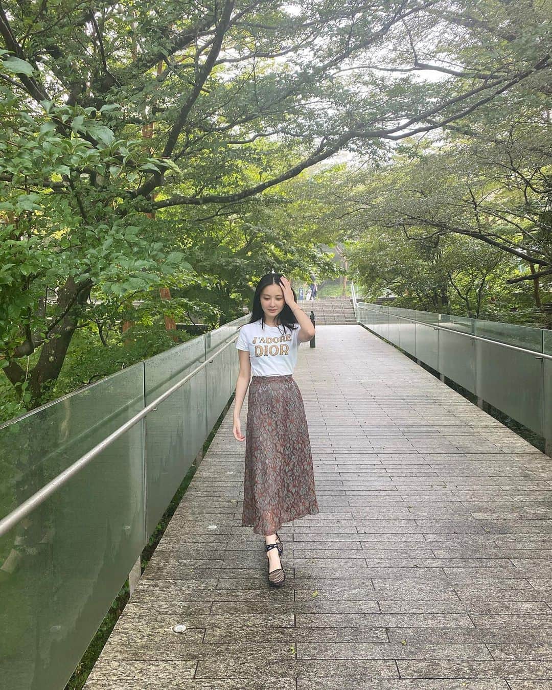 大石絵理のインスタグラム：「👗 T shirt #dior Skirt @fifth_store Shoes #dior  このスカートは一枚でエレガントになるし、生地が柔らかくて涼しくて、とても履きやすい🙆‍♀️カジュアルにTシャツで合わせました❤️色味的に秋まで使えそう♪  fifthのお洋服がためせるスタイリングギャラリーが表参道にできたみたいです💕 お店に行くとかわいいマスクのプレゼントもあるみたいなので是非いってみてね！60%オフクーポンもでてたよ🥳  #fifth #fifthtl #フィフス #retroflowerlaceflareskirt #レトロフラワーレースフレアスカート #ワンマイルコーデ #pr」