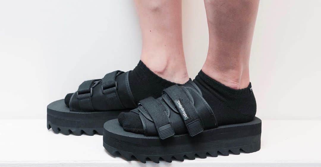 のインスタグラム：「TEARS OF SWAN-SHARK SOLE VELCRO SANDALになります!! CANALCITY OPA店頭、webshopにて引き続きオーダー受付中ですので宜しくお願い致します(^^)👡🏬💻  http://tears-of-swan.shop-pro.jp/?pid=152394152 (webshopオーダー分は9月上旬発送開始、モデル着用XXL) ※プロフィール下のURLからofficial websiteがご覧頂けます  @tears_of_swan  #tearsofswan  #velcrosandals  #sandal #sharksole #ベルクロサンダル  #サンダル #シャークソウル」