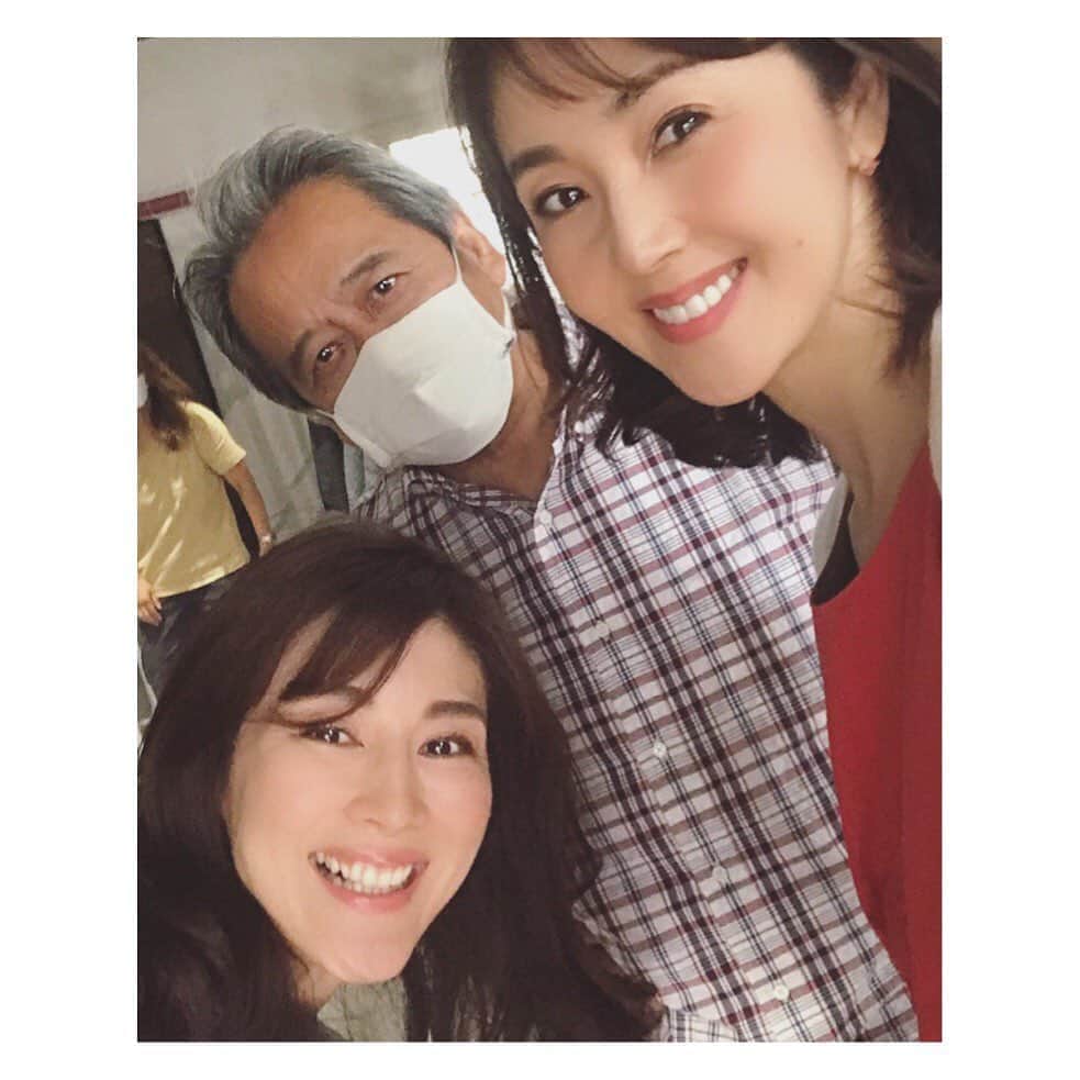 MIHOのインスタグラム：「暑い中、冬服でみんなで頑張りましたーっ☺︎  @keiko_ashida が　先日紹介して気になっていた紫色の　@graces_beaute  のハーブティーを持ってきてくれました  が  もったいなくてまだ飲めてません、笑  またゆっくりとご紹介シマス  最近はすっかり夏バテ模様でしたが、楽しく終了  RIYOちゃんとも　#ニジユー の縄跳びダンスの練習をしたり、次への課題多し☺︎  ことせは今年で50周年 おめでとうございマス！  @kamino_moto さんに教えてもらった太眉ニュアンスだしアイブローマスカラ、次の日さっそく買いに行きました  そのお話はまた追ってご紹介☺︎  #ことせ #カタログ #撮影 #モデル #芦田桂子 #RIYO #みほ #throwback  #japanese #model」
