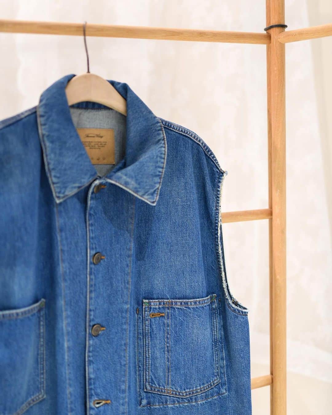 アメリカンビンテージのインスタグラム：「Mixed denim Jacket, the must-have to accessorize your look. 💙 #americanvintage #SS20 #womenswear」