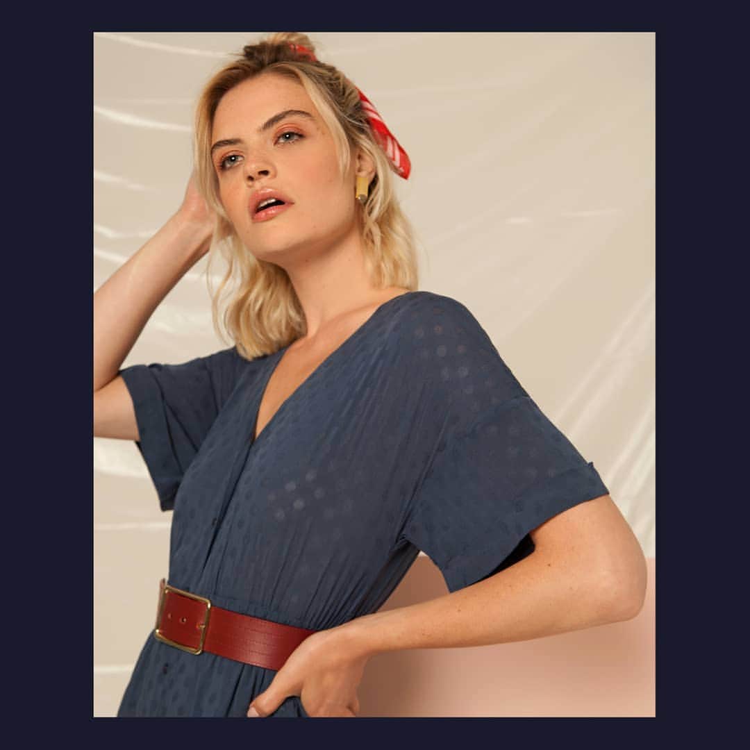 ベンシモンのインスタグラム：「Profiter des derniers instants d'été... ☀️ Robes légères, combinaisons fluides, nus pieds et cheveux noués 🦋 ​Avant l'arrivée tant attendue de notre nouvelle collection, retrouvez les dernières pépites de l'été à petits prix sur le site et dans nos boutiques 💙 ​🇬🇧 Enjoy the last moments of summer... ☀️ Light dresses, flowing suits, bare feet and knotted hair 🦋 Before the long-awaited arrival of our new collection, find the last nuggets of the summer at low prices on the website and in our boutiques 💙 ​#bensimon #bensimoncollection #mode #summer」