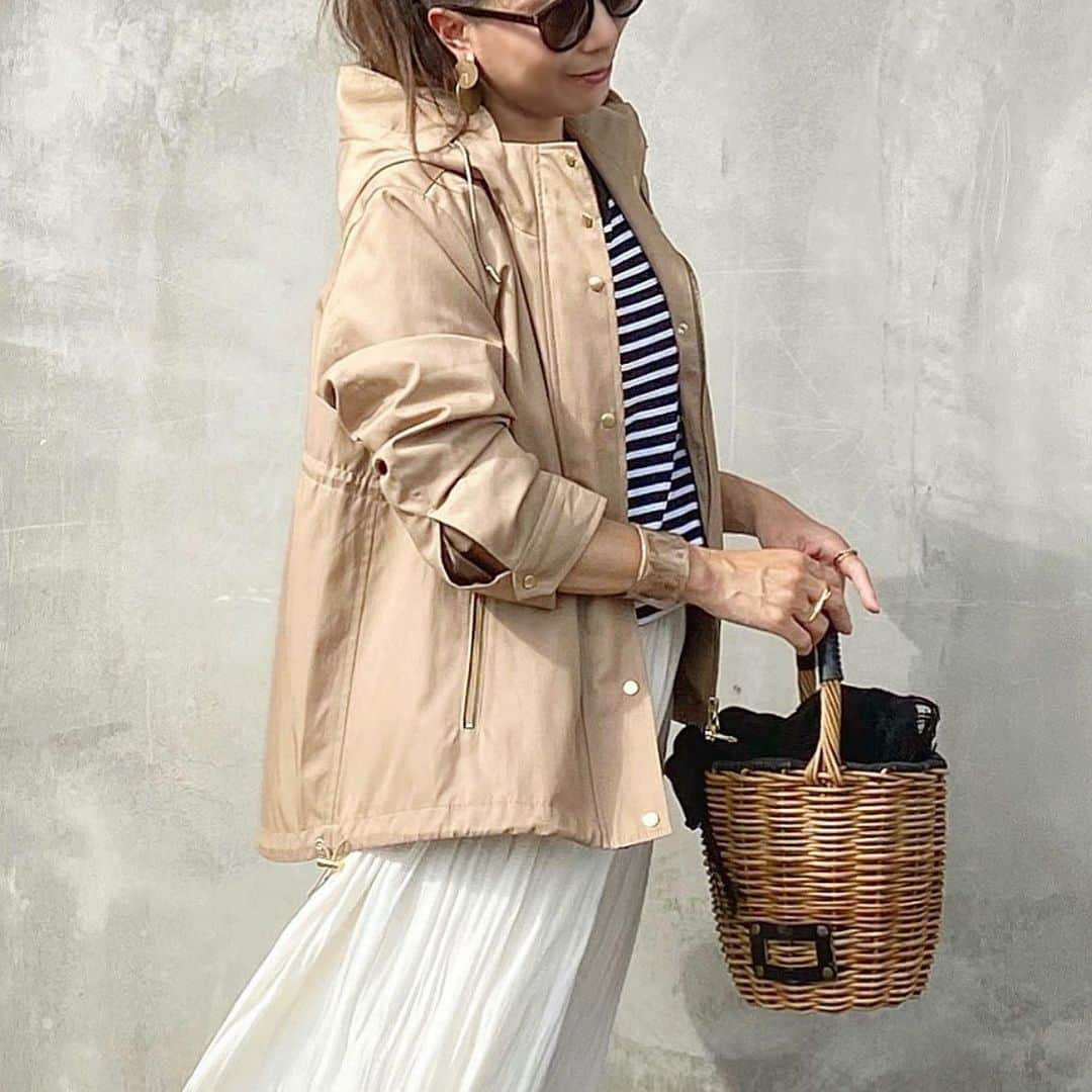 chiyo1173さんのインスタグラム写真 - (chiyo1173Instagram)「#outfitoftheday  まだまだ暑いですが、 そろそろ秋服も気になってくる今日この頃。 ・ ・ 昨年の秋に @kuumfashion さんと作らせて頂いた マウンテンパーカー。 何度かの再販も全て完売、 未だに再販リクエストも頂いておりまして どうもありがとうございます🙇‍♀️ ・ ・ こちらのマウンテンパーカー、 9月1日〜予約販売にて再販させて頂く事になりました。 シルエットやフードの立ち上がりにもとことん拘り、 やや光沢感のある生地にゴールドの金具が映える 大人に着る事の出来るマウンテンパーカーです。 発売日にまた改めて詳しくお知らせさせてください✨✨ ・ ・ jacket：#kuumfashion #クウム tops：#jarnalstandardrelume #ジャーナルスタンダードレリューム  skirt：#spicandspannoble #スピックアンドスパンノーブル  bag：#ebagos #エバゴス shoes：#converse #コンバース ・ ・」8月27日 19時43分 - chiyo1173