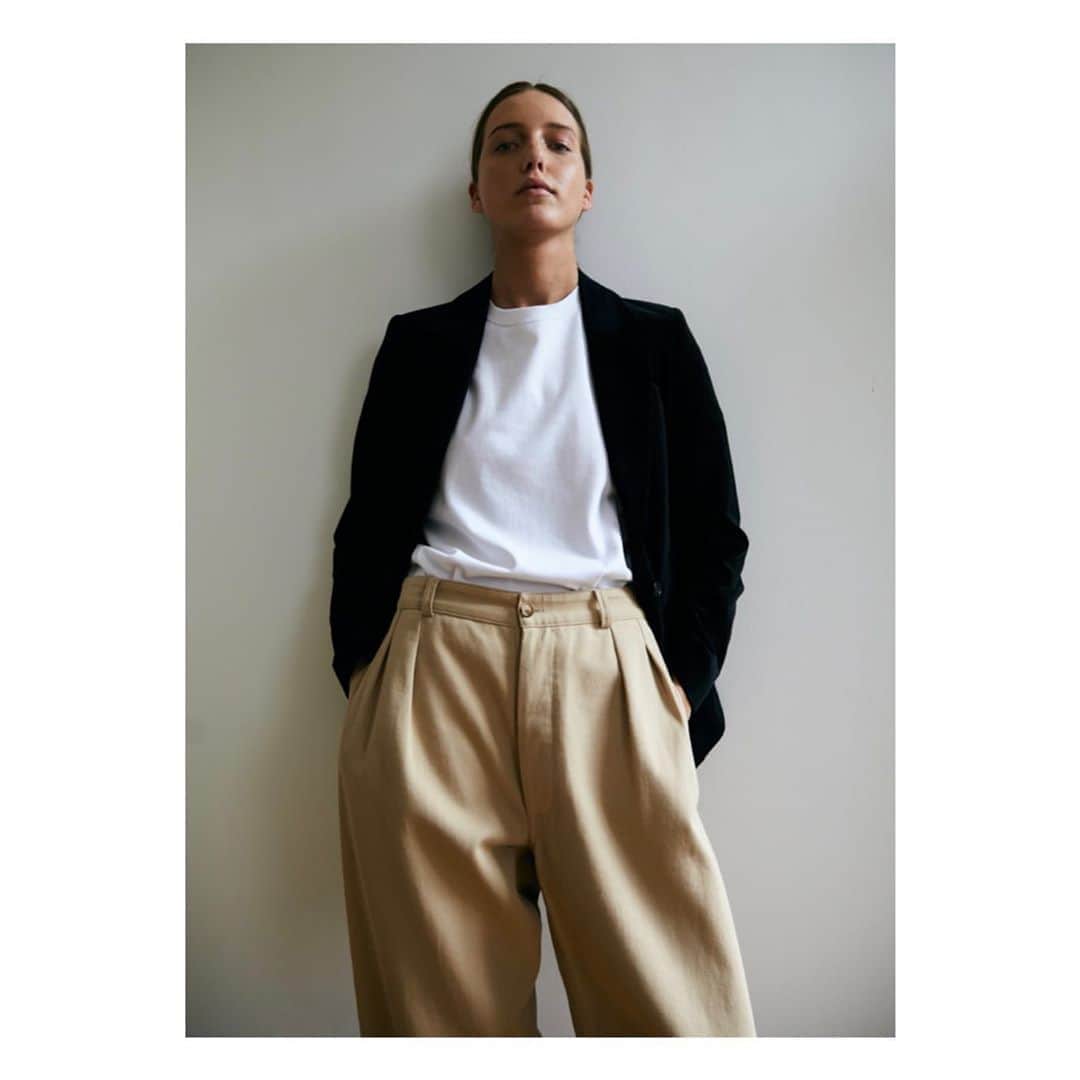 のインスタグラム：「Thursday Suit Tones 🎞  #relaxedluxury #artist#velvet&khakichinos  Artist -Model @irisegbers Captured by @rubendewildestudios」