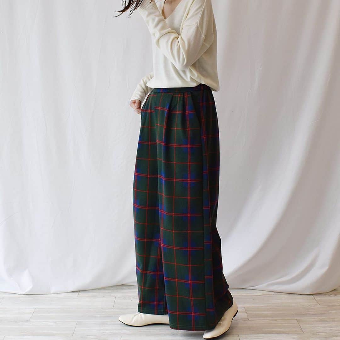 Rananさんのインスタグラム写真 - (RananInstagram)「.﻿ スタッフ（身長155cm）着用Mサイズ ﻿ ﻿  定番人気のパンツコーデ。  ボリュームがあるので、薄手の秋物トップスとよく合います。  ウエストゴム＆ポケット付きで 穿きやすい！使いやすい！  #ranan#Ranan #rananstyle#ラナン#30代ファッション #40代ファッション#アラフォーコーデ #アラサーコーデ #アラフォーファッション #アラサーファッション #アラサーママ #アラフィフ ファッション#大人コーデ #大人カジュアル#zozo#トレンド#trend#コーデ#トレンドコーデ #fashion #プチプラ#155cmコーデ #instafashion#instagood#outfit #ranan_official #ワイドパンツ#チェック柄パンツ#Vネックニット」8月27日 19時53分 - ranan_official