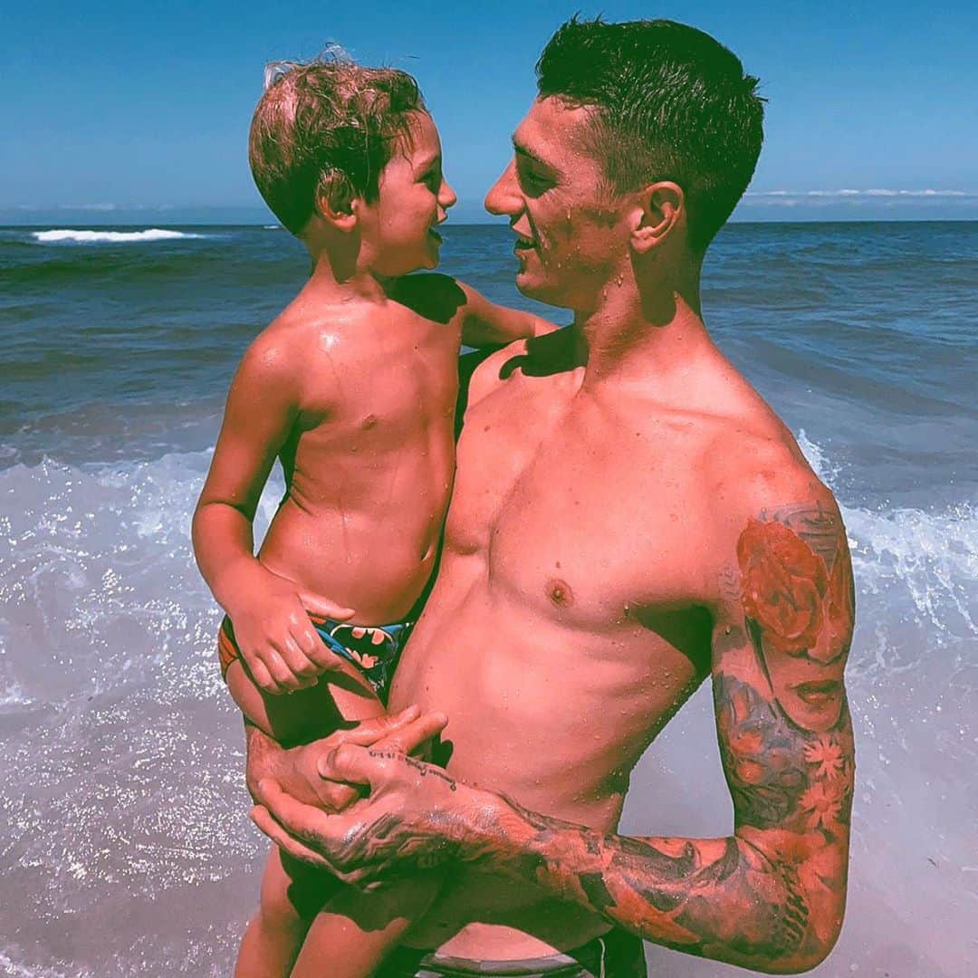 ミケーレ・カンポレーゼのインスタグラム：「👨‍👦My boy 🌊 #sea#love#figlio#tattoos#Sardegna#agosto#tantobene」