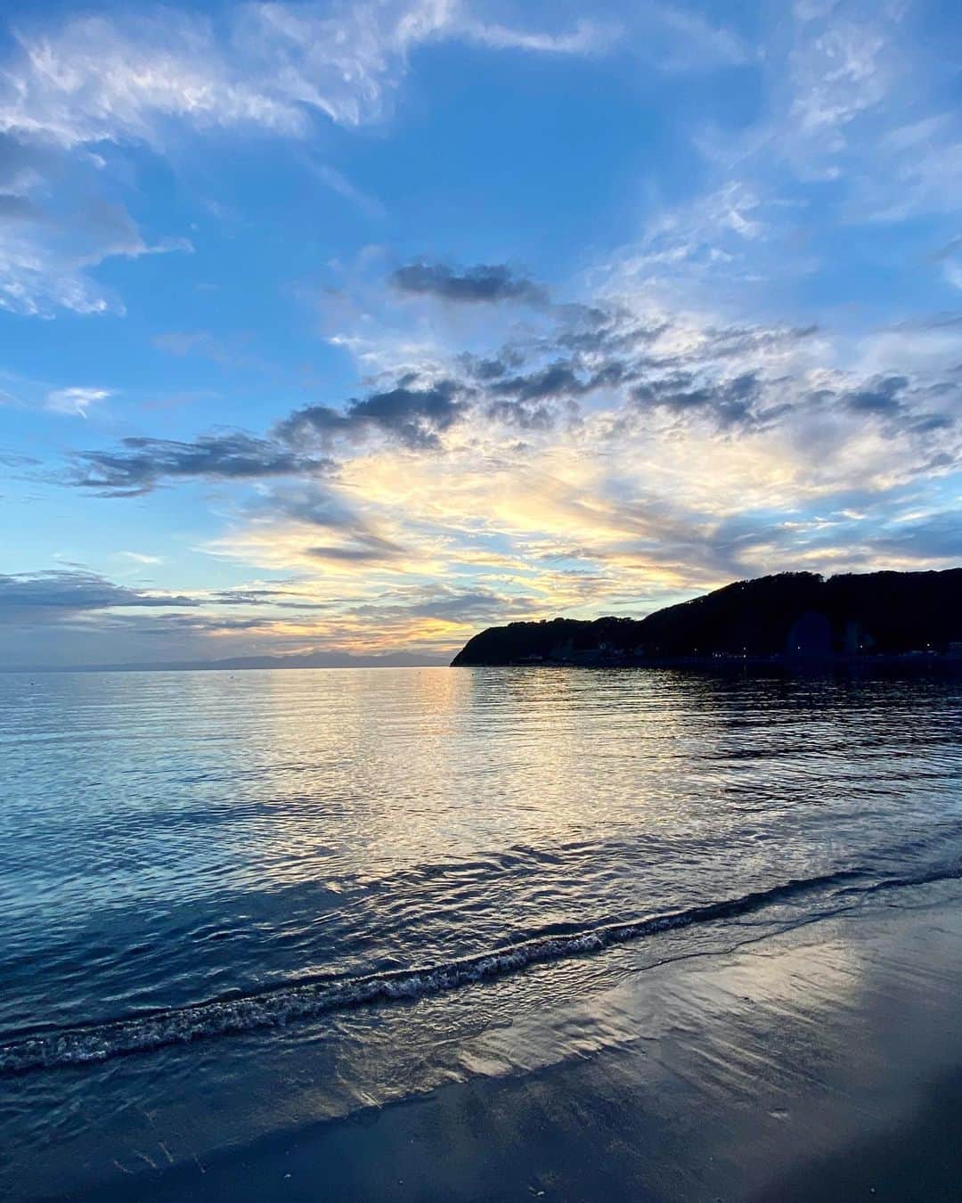 クボタマサヒコのインスタグラム：「🚶🏻‍♂️ #sea #sunset #beach #magichour」