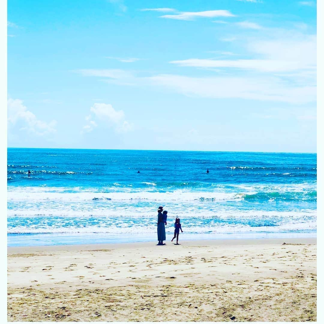 蛯原英里さんのインスタグラム写真 - (蛯原英里Instagram)「・ ・ 主人の地元の海に遊びに来ました🌊 陽の光で海がキラキラしていて娘は大はしゃぎ☺かむちゃんは私からが離れません（笑） 今年は何処にも行けなかったから 唯一の夏らしいお出掛けでした😊 ・ ・ #陽の光 #海 #きれい #夏の思い出 #大はしゃぎ #抱っこ大好き #6years #girl #1year #boy #2020summer」8月27日 19時50分 - eriebihara