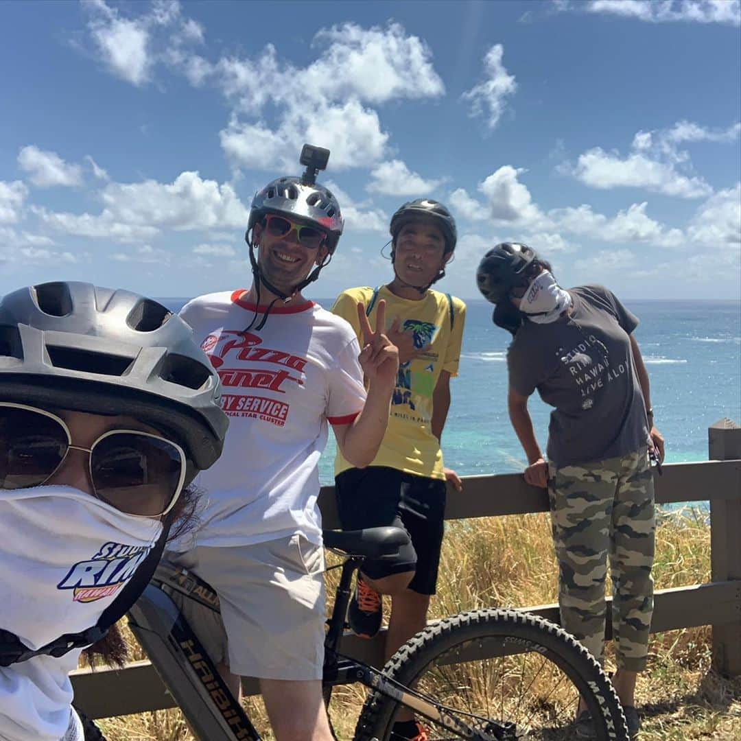 飯島寛子さんのインスタグラム写真 - (飯島寛子Instagram)「明日から再びロックダウン。 その前にクアロア牧場のE-Bike Tourの取材。上り坂も楽々スイスイ♬で爽快👍  明日からはStay homeしますが、またロックダウン解除になったら、是非ローカルの方もトライしてくださいね。 日本の方はハワイに来れるようになったら 行くところリストに入れてくださいね。 @reikotrogers @masaki_rae @kayowhitty  #kualoaranch #studiorimhawaii #ラジオのお仕事　#ebike #ハワイでebike #ハワイ生活 #またロックダウン #運動」8月27日 10時56分 - hirokoiijima