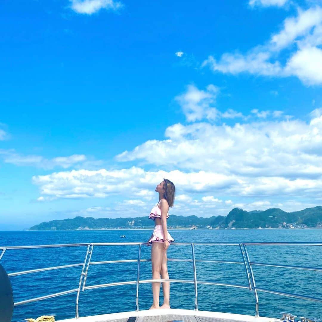 河西里音のインスタグラム：「もぅすぐ夏が終わっちゃーう 涙。 ♡ ♡ ♡ #favoriteplace  #summer #summergirl #beautifulsky #bluesky  #beautiful  #sea #過去pic #自然の恵み #空と海」