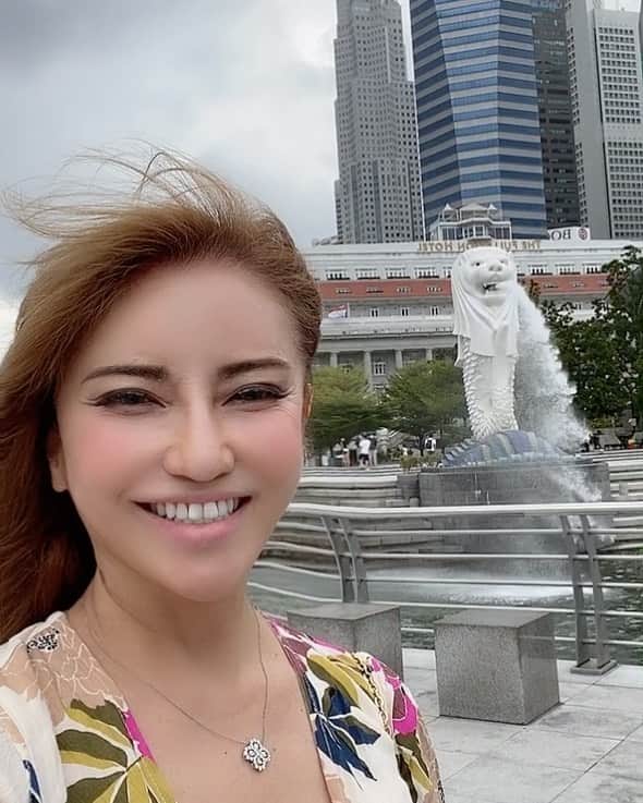 selfieneのインスタグラム：「#シンガポール に居ても 何年も来れて無かった #マーライオン を見に来たよ❣️  この日は強風で口から出た水がまーちゃんに掛ってた笑笑  補修を繰り返して、真っ白な姿が凛々しい✨  シンガポールを象徴するマーライオンは、ライオンの頭部と魚の体をもつ架空の動物。 伝説によると、マレーシアの王子が11世紀頃、島（現シンガポール）を再発見した際、見たという獅子をマーライオンの頭にし、古代都市テマセク（ジャバ語の海の町という意味）にちなんで体を魚にしたものと言われている 1972年にシンガポール政府観光局が、シンガポールのシンボルとしてマーライオン像を造り、設置したのが始まりだそう✨  建国52年の若い国、隅々まで意図的にコントロールされて作られてる印象  #海外移住  #投資女子」