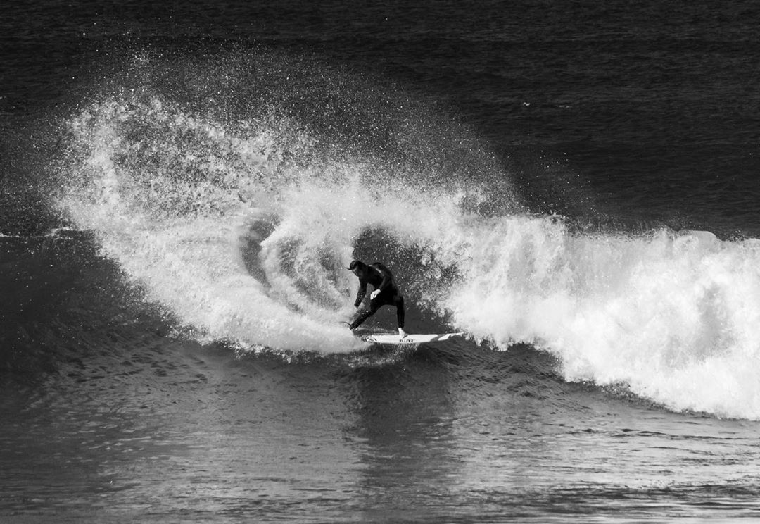 ジョーディ・スミスのインスタグラム：「Love laying into a few at #jbay we have had a run of swell for the last 2 weeks that has been non stop. Everyday has been 4 feet plus and great winds.. #southafrican 2020 #winter is one to remember 📷 @tyronebruceleach」