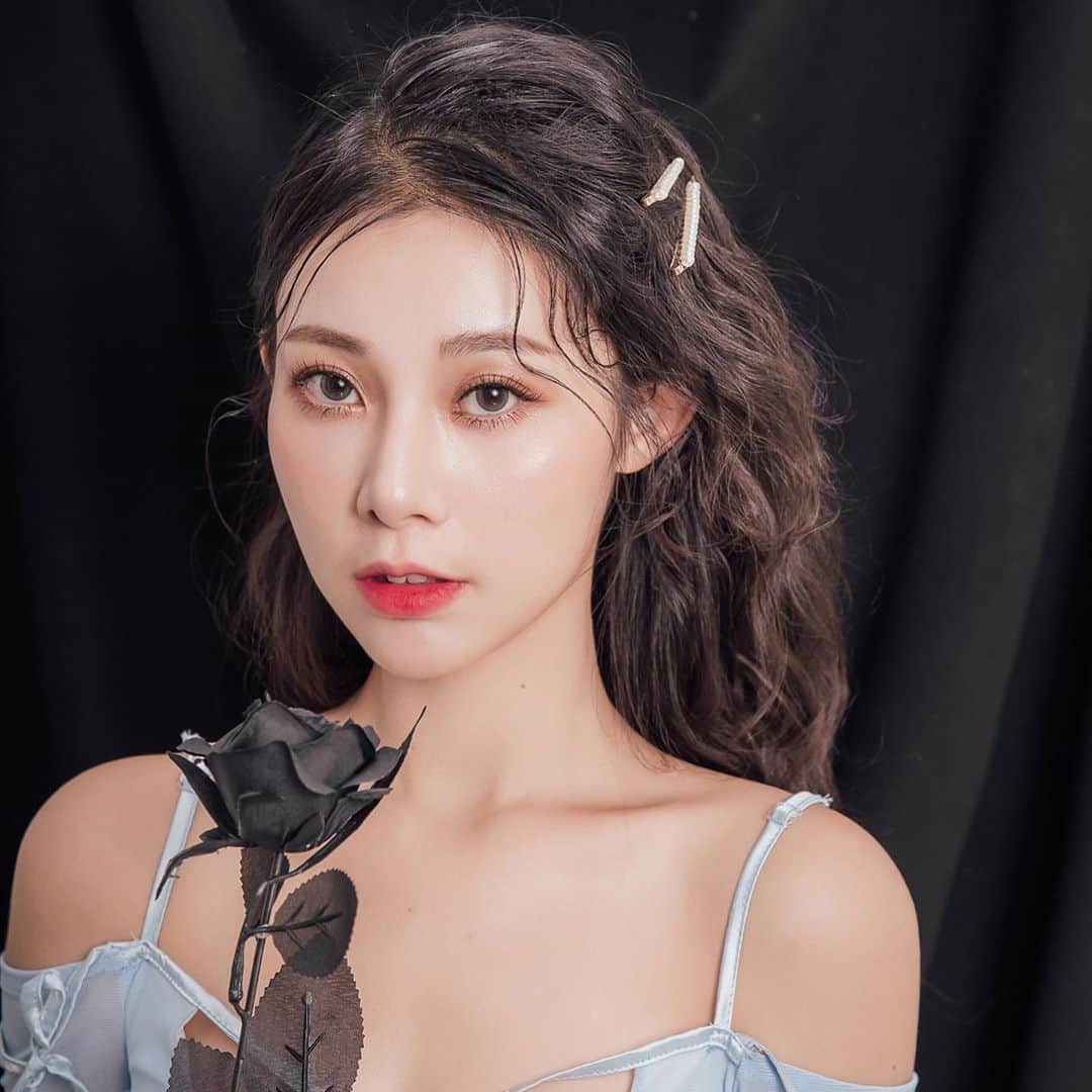 張香香のインスタグラム：「網友最愛詢問的其一就是隱眼啦😳 我之前有時候會配戴 #蜜緹 的 #寶貝 和 #情書 這次就介紹情書和另外兩款也超美的新款給妳們😚  #少女心  NEW!! 有點灰藍的清透感 彷彿洋娃娃的玻璃眼珠 戴起來有種空靈的氣質  #親吻  NEW!! 很有層次的南瓜色系 戴起來卻很自然 像貓咪細緻的眼睛 讓人不自覺地被吸引  #情書 淡奶油象牙戴起來一點也不搞怪 反而是非常自然的溫柔眼神 像極了愛情🤣  我自己最喜歡少女心 因為我一直都習慣配戴藍灰色 也喜歡花色簡單的款式 但偶爾會換不同花色  你們喜歡哪一款呢？😆  #MITESORO #蜜緹 #少女心 #親吻 #情書 #寶雅 #屈臣氏 #門市優惠中 @asiastar_tw  *配戴一般隱形眼鏡須經眼科醫師驗光配鏡取得處方箋,或經驗光人員驗光配鏡取得配鏡單,並定期接受眼科醫師追蹤檢查 *本器材不得逾中文仿單建議之最常配戴時數,不得重複配戴,於就寢前務必取下,以免感染或潰傷 *如有不適,應立即就醫 *亞洲安視達股份有限公司  衛部醫器製字第006234號  北市衛器廣字第109080119號」