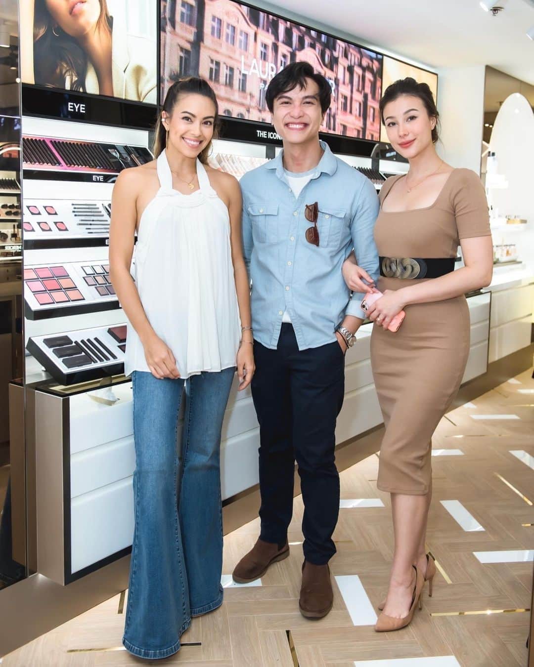 タヤ・ロジャースさんのインスタグラム写真 - (タヤ・ロジャースInstagram)「Stopped by the new @lauramercier iconic flawless face store at Paragon the other day to pick up their new Translucent Loose Setting Powder in Honey 🍯✨ The latest color in their must have translucent loose setting powder, this shade is perfect whether you’ve got warm or cool undertones. Check out my stories for a better look 😘 #LauraMercierThailand」8月27日 11時06分 - tayastarling