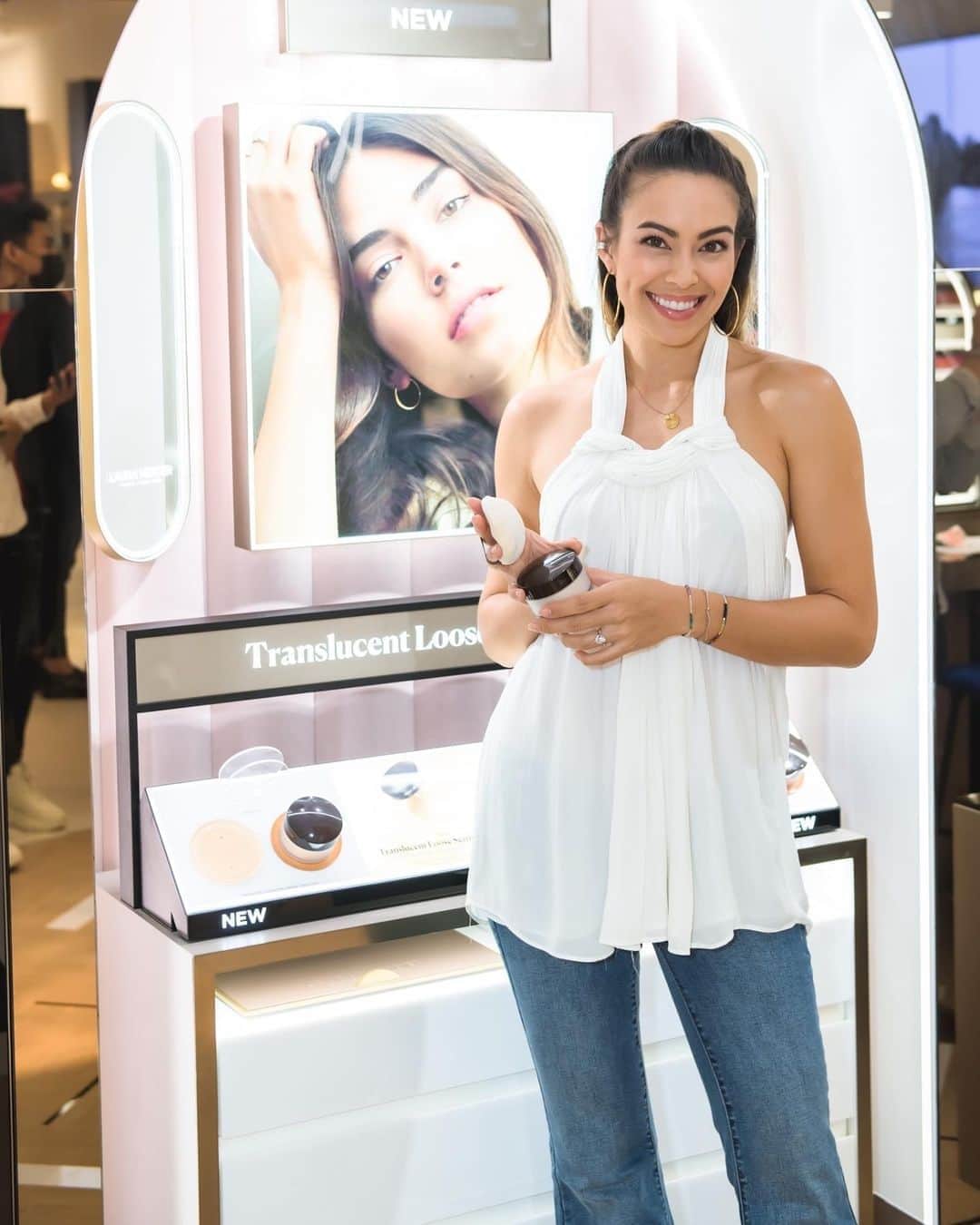 タヤ・ロジャースさんのインスタグラム写真 - (タヤ・ロジャースInstagram)「Stopped by the new @lauramercier iconic flawless face store at Paragon the other day to pick up their new Translucent Loose Setting Powder in Honey 🍯✨ The latest color in their must have translucent loose setting powder, this shade is perfect whether you’ve got warm or cool undertones. Check out my stories for a better look 😘 #LauraMercierThailand」8月27日 11時06分 - tayastarling