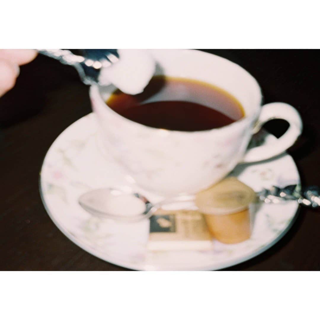 藤野涼子さんのインスタグラム写真 - (藤野涼子Instagram)「1ヶ月間、笑ったり悩んだりそしてまた笑ったりコロナ禍で固まっていた心が徐々にほぐれていたところで、一つの現場が終わってしまいました。  　公開はまだまだ先なので皆さんに教えられないのですが、それまで楽しみにしていてください!  　コーヒーは、ブラックを頼みますが心の中では「にがっ、カフェラテ飲みたーい」って思う派です。 #memory」8月27日 11時19分 - ryoko_fujino_official