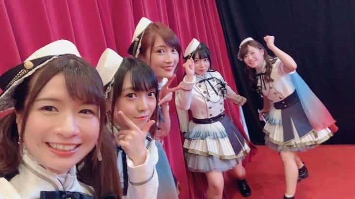 のインスタグラム：「🦋🦋🦋🦋🦋 誰かが写真撮ってるとだんだん集まるモニカ💙 1枚目が全員大集合〜 2枚目、3枚目はその様子をひめちゃんが撮ってくれてたやつ(笑) ・ ・ #バンドリ8th #バンドリ8thライブ #バンドリ富士急_day3 #バンドリ #bangdream  #Morfonica #モニカ」