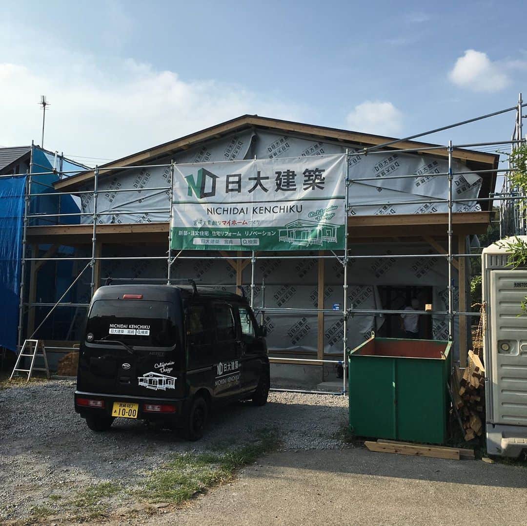 日大建築のインスタグラム：「サーファーズhouse in宮崎 #日大建築#カリフォルニアスタイル #サーファーズハウス新築#注文住宅#宮崎市#モダン#オシャレ#ビーチ#海#surf #ハワイ#アメリカン#大工#建築#設計#ウッドスタイル#中古住宅#リフォーム#リノベーション#カバードポーチ#ウッドデッキ#ヘリンボーン#マイホーム#家造り」