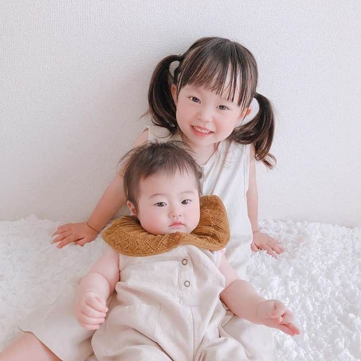 cozre（コズレ）マガジン公式のインスタグラム：「☆☆☆☆☆ @cozreマガジン、ピックアップお写真✨✨ @c.r.baby さん💖 • 仲良し姉妹ショット🌺 • 素敵なお写真、ありがとうございました！😆 • ☆☆☆☆☆ • みなさまの「子育て👪」に関するお写真をお待ちしてます！ • Follow @cozre Tag #コズレ • 編集部でピックアップしてリポストさせていただきます🎶 (画質等調整し使用させていただく事がございます📱🔧) • ☆☆☆☆☆ • 月間300万人が訪れる！@cozreマガジンには妊娠・出産・子育て情報が満載！プレゼントキャンペーン🎁も実施中🤤✨ • #コズレ #cozreマガジン 編集部 • • #子供 #子ども #赤ちゃん #赤ちゃんのいる生活 #赤ちゃんのいる暮らし #親バカ #親バカ部 #親バカ部ig_baby #親バカ部ig_kids #ママカメラ #かわいい #可愛い #ベビスタグラム #ベビーフォト #子育て #子育てママ #子育てグラム #instagram_kids #kidsgram_tokyo #ig_oyabakabu #kids #baby #CUTE」