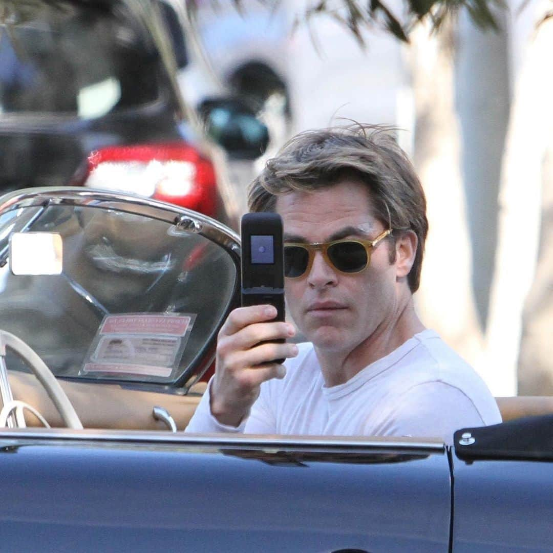 E! Onlineさんのインスタグラム写真 - (E! OnlineInstagram)「We can think of 1984 reasons to wish Chris Pine a happy birthday, and at least 1983 of them have to do with him out paparazzi-ing the paparazzi. (📷: The Image Direct/Backgrid)」8月27日 11時32分 - enews