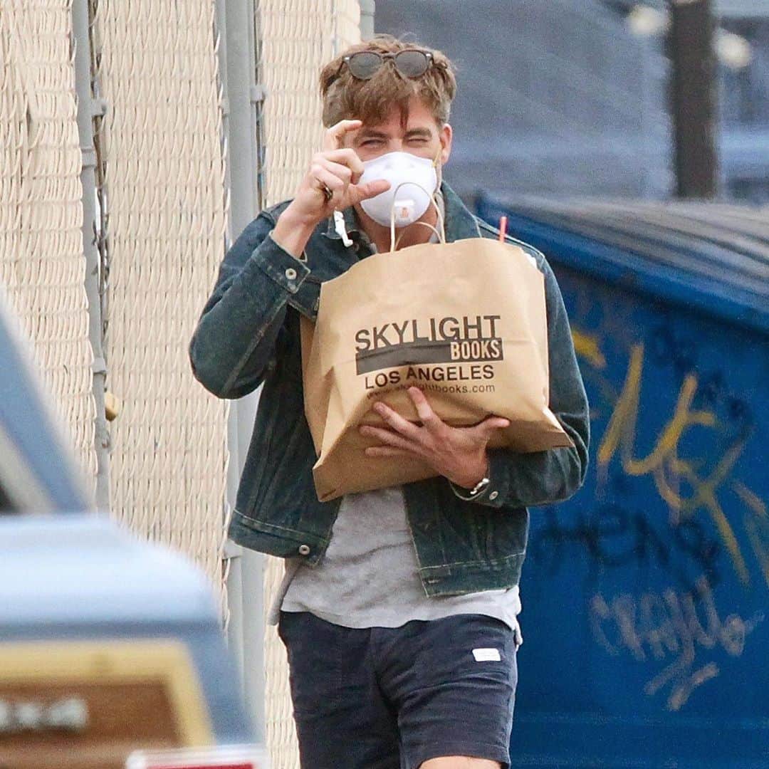 E! Onlineさんのインスタグラム写真 - (E! OnlineInstagram)「We can think of 1984 reasons to wish Chris Pine a happy birthday, and at least 1983 of them have to do with him out paparazzi-ing the paparazzi. (📷: The Image Direct/Backgrid)」8月27日 11時32分 - enews