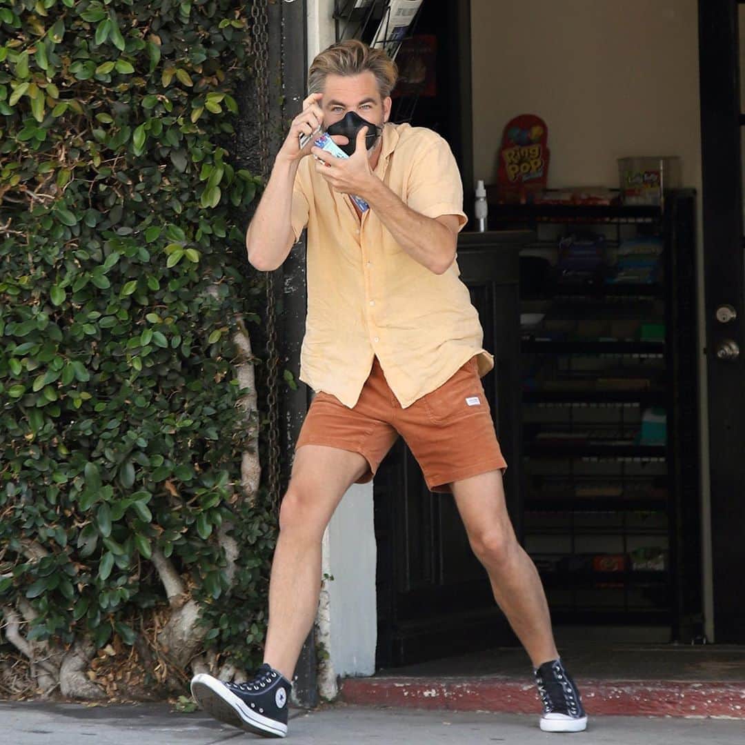 E! Onlineさんのインスタグラム写真 - (E! OnlineInstagram)「We can think of 1984 reasons to wish Chris Pine a happy birthday, and at least 1983 of them have to do with him out paparazzi-ing the paparazzi. (📷: The Image Direct/Backgrid)」8月27日 11時32分 - enews