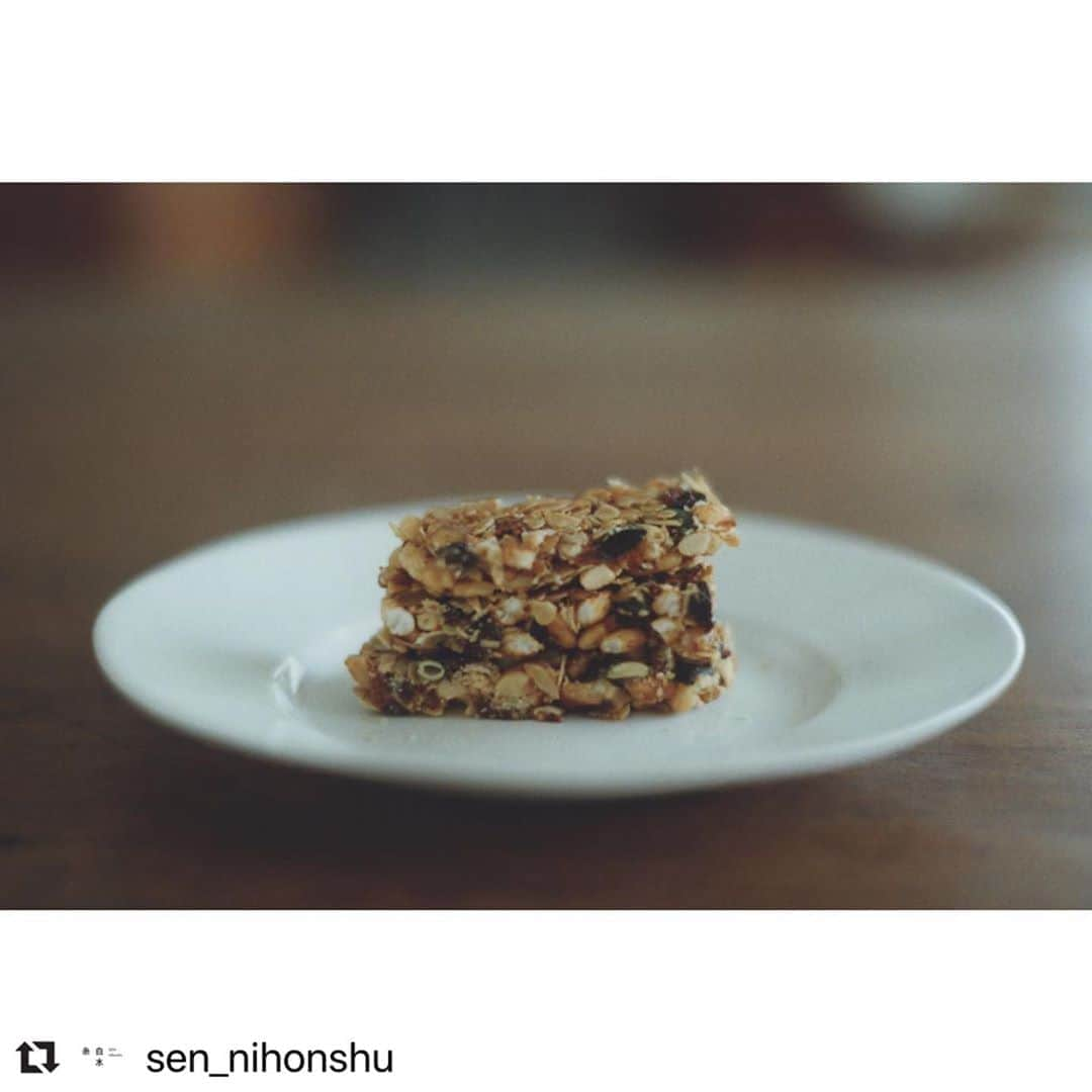 長田 佳子さんのインスタグラム写真 - (長田 佳子Instagram)「#Repost @sen_nihonshu with @make_repost ・・・ 8月もあと少し. 夏があっという間に通り過ぎたように気がしています﻿ 圃場では出穂がみられはじめ, 秋の訪れを感じます﻿ 今年は佳子さんと仲間たちと一緒に稲の手植えをしました﻿ そのお米も皆さんに届けられるよう, しっかり育てています﻿ ﻿ キャラメリゼライスパフ｢KOHAKU｣ 晩夏編 2つ目はグラノーラバーをご提案いただきました﻿ ﻿ お好みのナッツやドライフルーツで作るグラノーラバー. シンプルな材料に“キャラメリゼライスパフ”を加えて, 味わいに奥行きを﻿ ﻿ 今回は胡桃,カシューナッツ, 松の実, 向日葵の種, デーツ, あんず, カレンツ, オートミール, キャラメリゼライスパフ, クローブ, ローズマリーが入っています.﻿ 米油, 水飴, 甘酒, 塩を絡めて, 混ぜ合わせます. 混ぜ合わせた生地をバットに敷き詰めて焼き上げます﻿ ﻿ 冷めてからバー状にカットしたり, お好みの大きさに砕いてヨーグルトやアイスに加えても. 朝ごはんにも, 少し空腹の時にナッツやお米の力を借りて満たすことができます.﻿ 簡単に作ることができるうえに, ナッツや凝縮したフルーツの味わい, サクサクとしたライスパフのそれぞれの個性が楽しめる焼き菓子です.﻿ ﻿ ———————————————————﻿ デザート: 長田佳子 (foodremedies)﻿ photo: 小室野乃華﻿ ———————————————————﻿ ﻿ *KOHAKU次回の入荷予定は9月初旬になります﻿ ﻿ ﻿ #キャラメリゼライスパフのデザート晩夏編﻿ #グラノーラバー﻿ #granolabars﻿ #KOHAKU #キャラメリゼライスパフ #ヒノヒカリ #玄米 #ライスパフ　#ricepuff #foodremedies #長田佳子 さん #兵庫 #加西」8月27日 11時40分 - foodremedies.caco