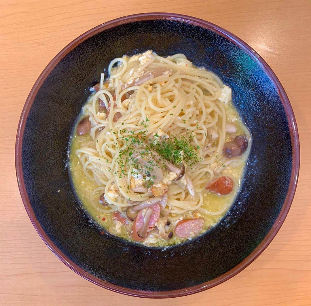 のインスタグラム：「福岡3日目ランチ(^^)🍝🍳  #ぺぺたま #トッピング #ソーセージ #きのこセット #ランチセット #らるきぃ #福岡」