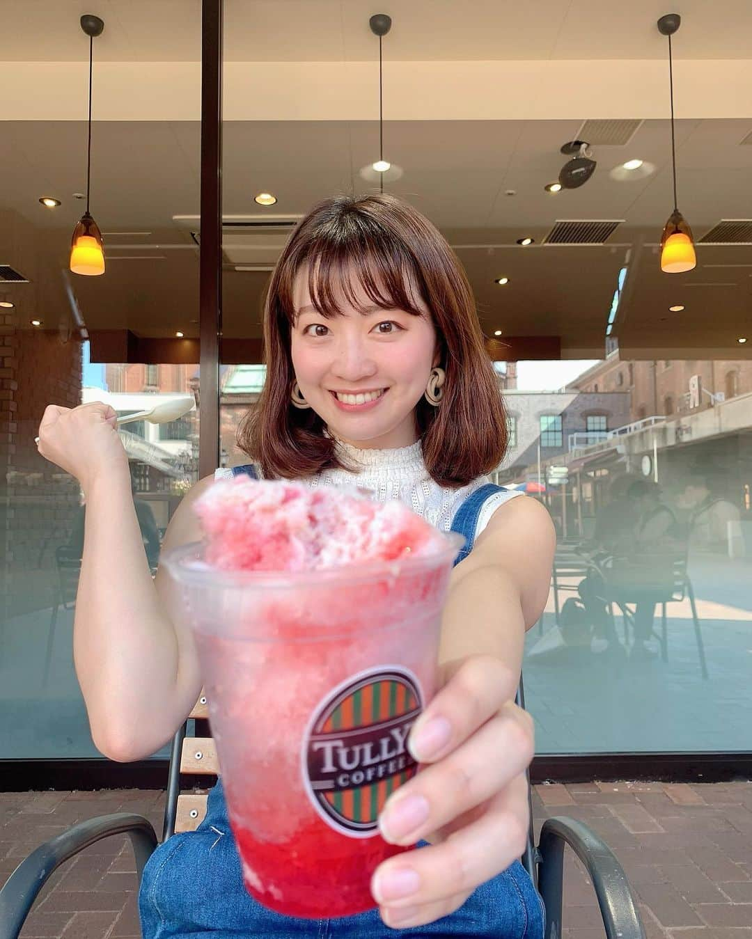 湯浅知里さんのインスタグラム写真 - (湯浅知里Instagram)「♡♡ . . . おはよう木曜日☀️ . . . 昨日今日と氷日和ですね🍧 . . . あまりの暑さにアイスコーヒー買いに行こ〜‼︎のつもりが、かき氷🍧買ってました😓 熱中症には気をつけて下さいね〜。 . . . ブログ更新しました(*^^*) プロフィールから飛べます。 . . . #かき氷#ブルーハワイ食べたい」8月27日 11時41分 - chisato.y515