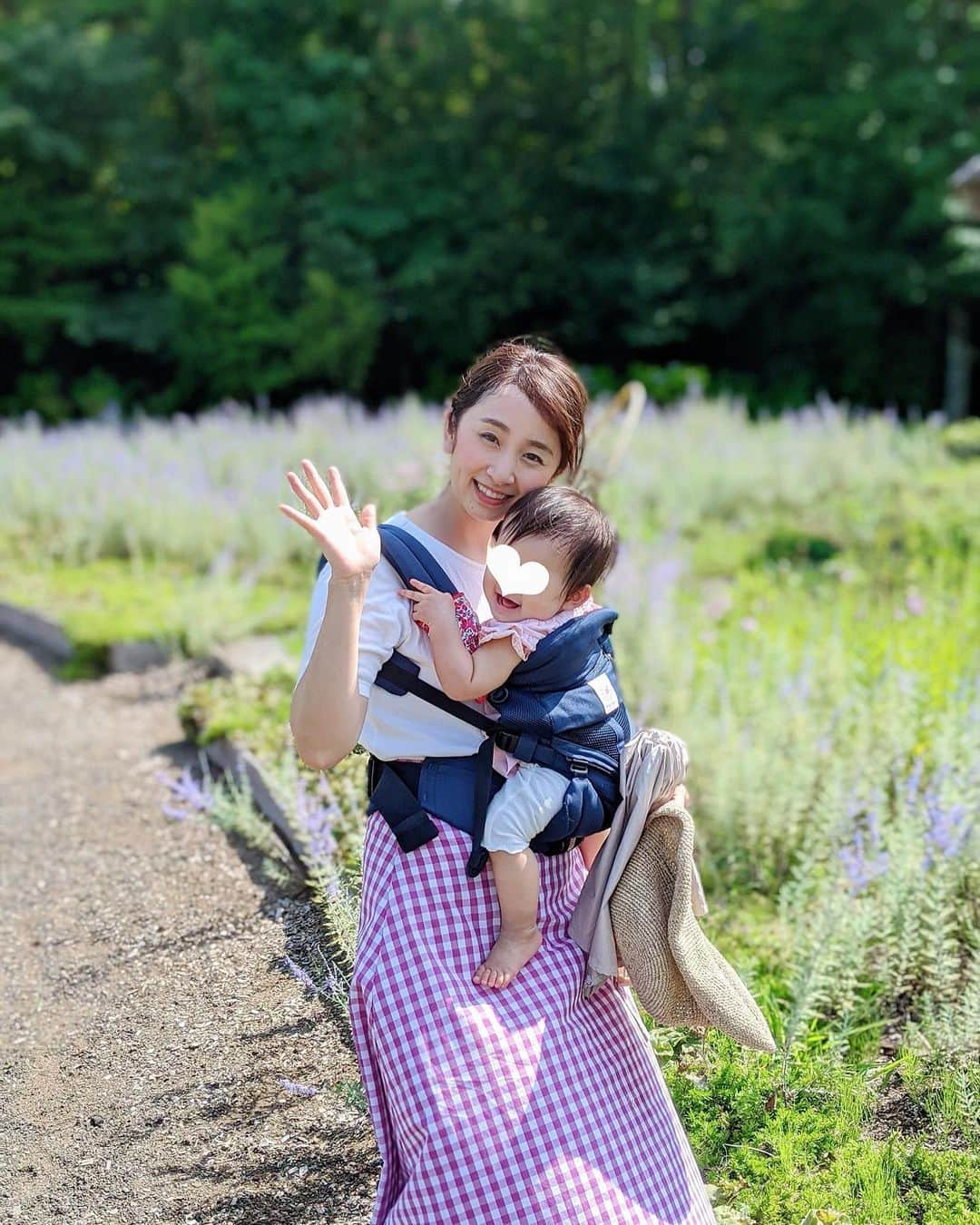 小野恵美さんのインスタグラム写真 - (小野恵美Instagram)「夏休みに3密を避けて自然に触れました。 私たち家族以外誰もいない時間でラッキー！ ここではマスクを外して美味しい空気たっぷり吸い込んできましたよ〜😌🌿  ラベンダー畑が綺麗なガーデンでした💜  帽子かぶってマスクだと、髪も顔も汗でどろどろに💦😂 しかも最近はパパ抱っこではなく、ママ抱っこが良い時期のようです😂😂重いし暑い笑  でも娘が笑顔で楽しそうにしてるから良し🥰 #ママ #ママライフ #女の子ママ #女の子べビー #11か月 #生後11ヶ月 #baby #赤ちゃん #赤ちゃんのいる生活 #赤ちゃんのいる暮らし #ラベンダー畑 #夏休み」8月27日 11時41分 - onoemi_official