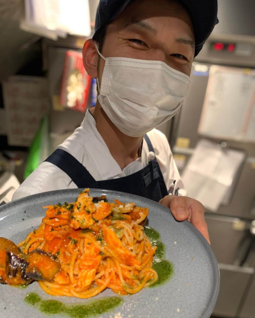T.G.HEARTH TGハースのインスタグラム：「こんにちはTGハースです！﻿ 暑いですよね💦だって夏だもの！笑﻿ エアコン効いた部屋で涼みませんか？？﻿ キンキンに冷えてやがる飲み物もご用意してます！﻿ しかも…安く飲めるプラン目白押し😘﻿ ⭐️ハッピーアワー⭐️﻿ ⭐️時間無制限飲み放題⭐️﻿ ⭐️飲み放題付き¥4000コース⭐️﻿ などなどTGハースで夏涼しましょ✨✨  写真はつくば鶏と揚げナスのトマトソースパスタ。大葉のジェノベーゼソースのせ。﻿ ﻿ 今日のお得情報↓↓↓﻿ 姉妹店のハース恵比寿🧀﻿ 毎週水曜・木曜はデザートの日🍮﻿ ガレットやチーズフォンデュ🧀食べたい方💁‍♂️﻿ ﻿ ﻿ ﻿ テイクアウト限定チキンのご案内↓↓↓﻿ 当店名物ロティサリーチキン1羽まるごと¥1980🐓﻿ すぐ電話↓↓↓期間限定なのでお早めに〜💕💕💕﻿ ☎️03-6416-9445←ﾖｳﾁｪｹﾗ🤘﻿ ⭐️旨辛フェアも絶賛開催中なのでテイクアウトチキンの味変更やハーフ&ハーフも対応してます🤓﻿ ﻿ ﻿ ◆ガレット（YouTubeで動画も見れるよ‼️）﻿ https://www.instagram.com/galette.galette/﻿ ﻿ https://m.youtube.com/channel/UC4nVtquelZgXuDnXWpCQ9sg﻿ ﻿ ◆モバイルオーダーも出来るようになりました✨﻿ プロフィールからHPをアクセスしてください♪﻿ モバイルオーダー﻿ https://tgh.for.dinii.jp/﻿ ﻿ ◆Uber eats・menu・出前館によるデリバリー﻿ 11:30〜21:00﻿ ﻿ ◆LINE@登録お願いします♪﻿ https://lin.ee/g0H4jc6﻿ ﻿ ﻿ 皆さまの笑顔に会えますように！💕💕💕﻿ ﻿ #TGハース#代官山ディナー#代官山ランチ#恵比寿グルメ#恵比寿ビストロ#恵比寿ディナー#代官山グルメ #ハース #代官山テイクアウト#恵比寿ランチ#ラクレット#チーズ#ロティサリーチキン#恵比寿ご飯#menu#恵比寿ワイン#テイクアウト#渋谷ディナー#恵比寿チーズ#tghearth#渋谷グルメ#渋谷ランチ#恵比寿チーズ#恵比寿カフェ#チーズケーキ#渋谷テイクアウト#恵比寿新聞#恵比寿ビール#チーズフォンデュ#恵比寿テイクアウト」