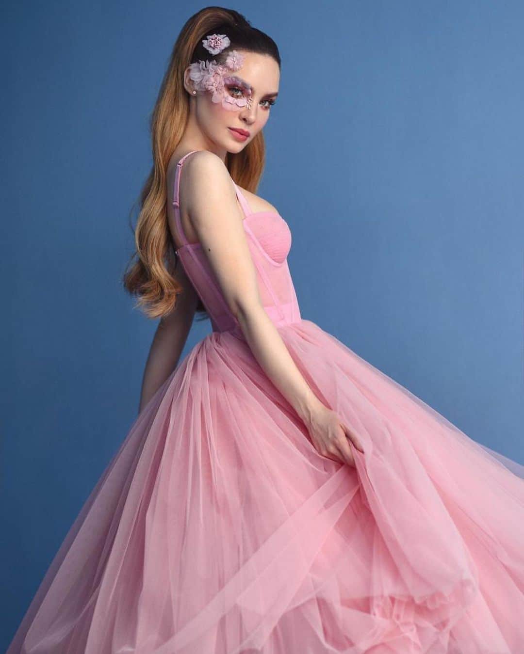 ベリンダのインスタグラム：「La vie en rose 🌸」