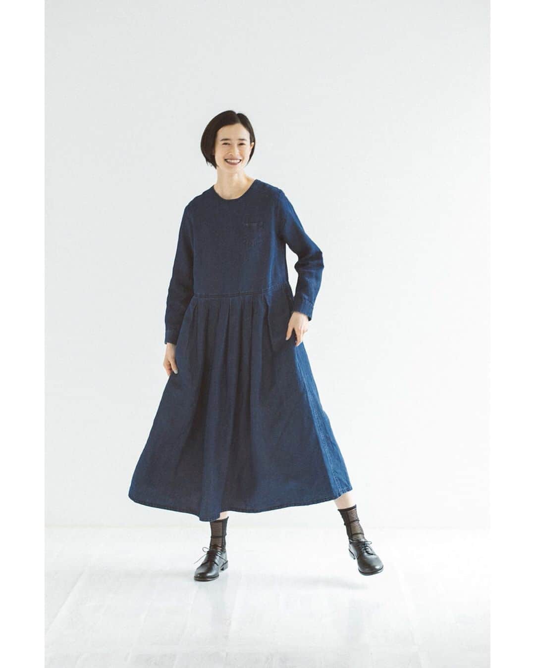 ナチュランさんのインスタグラム写真 - (ナチュランInstagram)「女性らしさと洗練された雰囲気の服が好評の「s.t.closet frabjous」より、ナイチンゲールワンピースをはじめとする、美しく上品なデニムの着こなしをご紹介します。﻿ ﻿ ﻿ -----------﻿ ■コットンリネンデニム　ナイチンゲール2WAYワンピース［RIO-2A45-1628-A］﻿ ワンピースとしても羽織りとしても着ていただける、コットンリネンのデニム生地を使用したナイチンゲールワンピース。リネン混デニムは、特有のやわらかさがあり、袖をロールアップしてもごわつきません。どんな着こなしにもしっくりとくるちょうどいい丈で、オールシーズン活躍してくれるアイテムです。﻿ ﻿ ﻿ -----------﻿ ■袖口リブ　プルオーバー［RIO-2A45-1627-B］﻿ ■SUNNYDRY　コットン　ヨークパンツ［RIO-2A45-1626-A］﻿ 細めのカラーが華奢な印象を与える、洗練されたデザインのプルオーバー。高密度に織り上げたコットンを使用し、ハリのある生地が上品さを漂わせます。裾脇のスリットと前後差のある着丈がさりげないアクセント。﻿ ヨーク下にタックをとって、ウエストまわりをすっきりと仕上げたパンツ。ほどよいハリのあるコットン素材でカジュアルな中にも品のよさが漂い、いつものトップスとシンプルに合わせるだけで存在感のある装いが完成します。﻿ ﻿ -----------﻿ ■コットンリネンデニム　フレアーパンツ［RIO-2A45-1624-A］﻿ ■SUNNYDRY　リネン　ドレスシャツ［RIO-2A45-1623-C］﻿ やわらかな風合いのコットンリネンのワイドキュロット。ゆったり余裕のある穿き心地でも、自然に広がる美しいフレアシルエットが上品な雰囲気を漂わせます。しっかりとしたデニム生地でロングシーズン穿いていただけます。﻿ カフス部分をざっくりとした風合いの綿麻素材に切り替えた涼し気なリネンシャツ。バックに贅沢にほどこされたギャザーが後ろ姿の可愛いアクセントになります。﻿ ﻿ ﻿ -----------﻿ ■コットンリネンデニム　タックワンピース［RIO-2A45-1625-A］﻿ ボリュームのあるシルエットが存在感のあるリネン混デニムワンピース。ウエストにぐるりと1周タックを入れたゆったりデザインで、軽やかな着心地で動きやすいのに綺麗な佇まいに。首元のすっきりとしたデザインとのバランスもよく、洗練された印象を与えてくれます。﻿ ﻿ ﻿ ﻿ ﻿ ------------------------------﻿ ▶️お買いものは写真内のタグをタップしてくださいね。またはプロフィールからもナチュランへリンクしています。→@natulan_official﻿ ﻿ ▶️写真内のタグは、販売中でも消えている場合がございます。ぜひ、ナチュランの検索窓から、注文番号又は商品名を、検索してみてくださいね。﻿ ﻿ ▶️プロフィール画面では、季節のおすすめ商品や、再入荷情報をご紹介しています。ぜひ、ご覧くださいませ。→@natulan_official﻿ ﻿ ----------- #lifewear #fashion #今日のコーデ #コーディネート #ファッション #ナチュラル #ナチュラン #natulan #日々の暮らし #暮らしを楽しむ #シンプルライフ #シンプルコーデ #大人女子 #大人コーデ #ナチュラルコーデ #コットンリネンデニム #デニムワンピース #前開きワンピース #ワンピースコーデ #ワンピース #プルオーバー #バルーンパンツ #パンツコーデ #白パンツ #フレアパンツ #リネンシャツ #タックワンピース #stclosetfrabjous #エスティクローゼットフラビシャス #natulan_official @rie__miyamoto__」8月27日 12時02分 - natulan_official