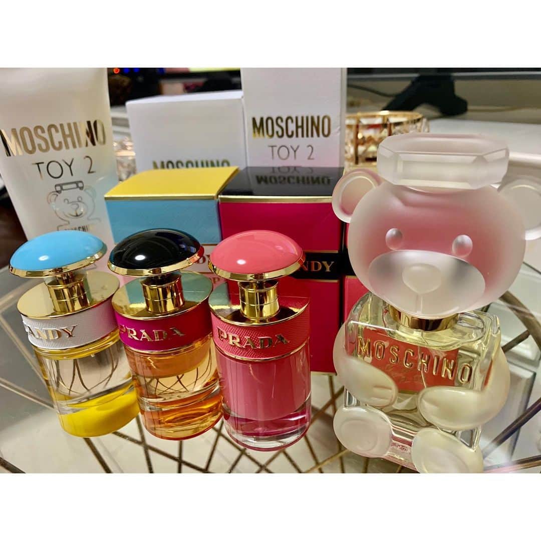 葉月樹里のインスタグラム：「モスキーノの香水が可愛すぎるし激安すぎた🧸❤️  . .  PRADAのCANDYシリーズは懐かしくて再購入✨  . . .  #葉月樹里 #soiréeine #ソワレーヌ #香水 #フレグランス #prada #moschino  #プラダ #モスキーノ #クマってだけで買うわ」