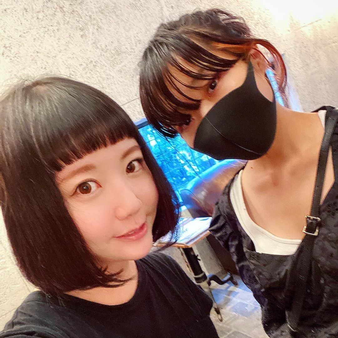 小鳥遊しほのインスタグラム：「髪切った！かっしー独立につき(←おめでとう！)担当が小熊さんに変わりました！最近は少し長め。とある撮影用なので終わったら短くしてインナーカラーでもいれたろーと思ってます🍎✂️  サロン: @bloc_japon  担当: @moeko_oguma   さて書籍発売から2日目。 たくさん「買ったよー！」「届いたよー！」の報告がきて嬉しいかぎり😭  昨日の晩ごはんはP34・35のこれを作って食べました！ 何の美容効果があるか、全右ページにこんな感じでわかりやすく表記されてます🙆‍♂️  ビタミン不足を感じたので昨日は更にアルファルファを添えてご飯は玄米にチェンジ。  みんなも色々アレンジして作ってみてねー！！！ 投稿するときは「 #じぶんごはん 」と「 #小鳥飯 」をつけてくれたら見に行きます❤️私のアカウントも貼ってくれたら最速です❤️  #じぶんごはん #小鳥飯 #ワタシプラス #主婦の友社 #パントビスコ さん #ぺろち #簡単レシピ #自炊 #料理初心者」