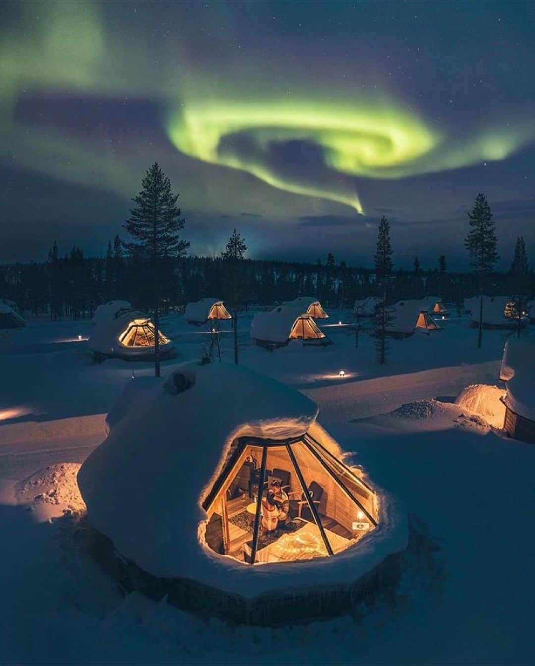 Earth Picsさんのインスタグラム写真 - (Earth PicsInstagram)「Who wants to experience the northern lights in Finland 🇫🇮 one day? Tag someone  📷: @harimaolee」8月27日 11時57分 - earthpix