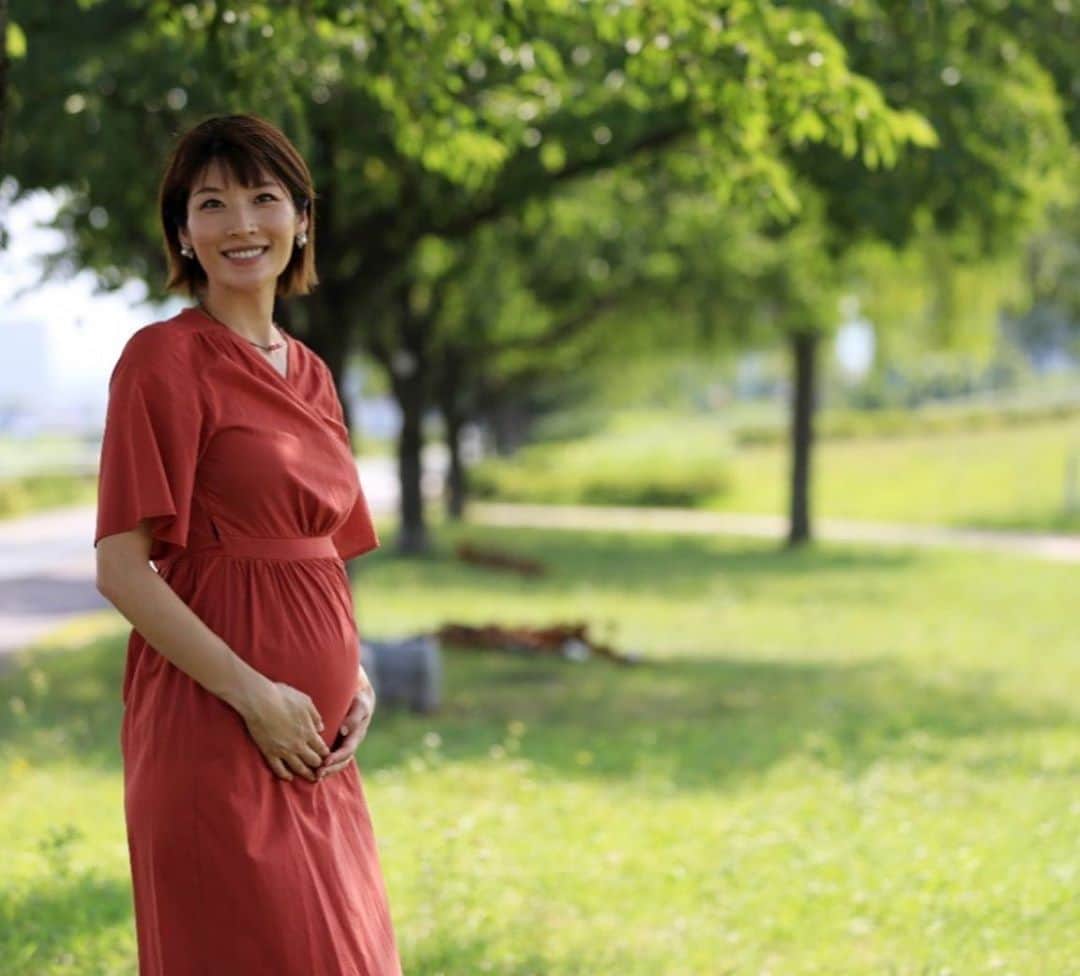 西谷綾子のインスタグラム：「【ご報告】  応援してくださっている皆様へ いつも温かい応援ありがとうございます。  私事で大変恐縮ですが この度、新たな命を授かりました。 現在安定期に入っており 年内に出産予定です。  新しい命を授かった喜びとともに つわりをはじめとしたこれまでになかった身体の変化に戸惑い またこのような時期で心配と不安もありますが 元気に産まれてくることを祈るばかりです。  日に日にはっきりと感じるようになってきた胎動が愛おしく お腹越しにコミニケーションをとり 我が子に会える日がとても楽しみです。 話しかけるだけでなく音痴ながらも歌も歌ってます♪^^  大切な命を夫婦共々力を合わせて 育んでいきたいと思いますので これからも温かく見守って頂けますと幸いです。  お仕事に関しては 今後も体調を見ながら続けて参りますので どうぞよろしくお願いします。  一日でも早く平穏な日々の訪れを 心から祈っております。  西谷綾子」