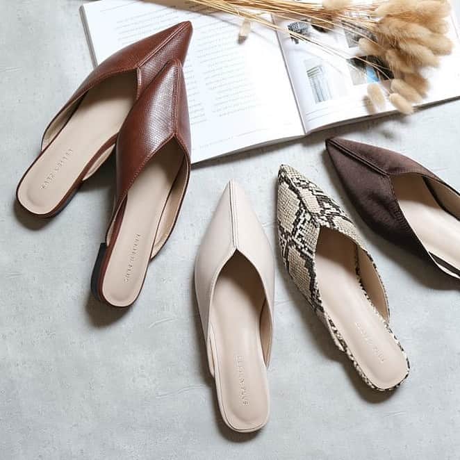AmiAmi（アミアミ）Shoes Shopのインスタグラム：「. . 商品番号：ts1756 SSでも大人気だったフラットミュール AWカラーもますます人気☺︎⋆* . . サッと履けて楽ちんなのに センターシームですっきり見せ▷◁ トレンドの型押しやサテン素材も ベーシックカラーなら使いやすく おとなっぽい印象に…◎ . . #アミアミ#フラットシューズ #プチプラシューズ#フラットミュール #シーズンレス#シーズンレスアイテム #ママコーデ#ママコーデプチプラ #プチプラコーデ#プチプラファッション #ネットショッピング#ネット通販」