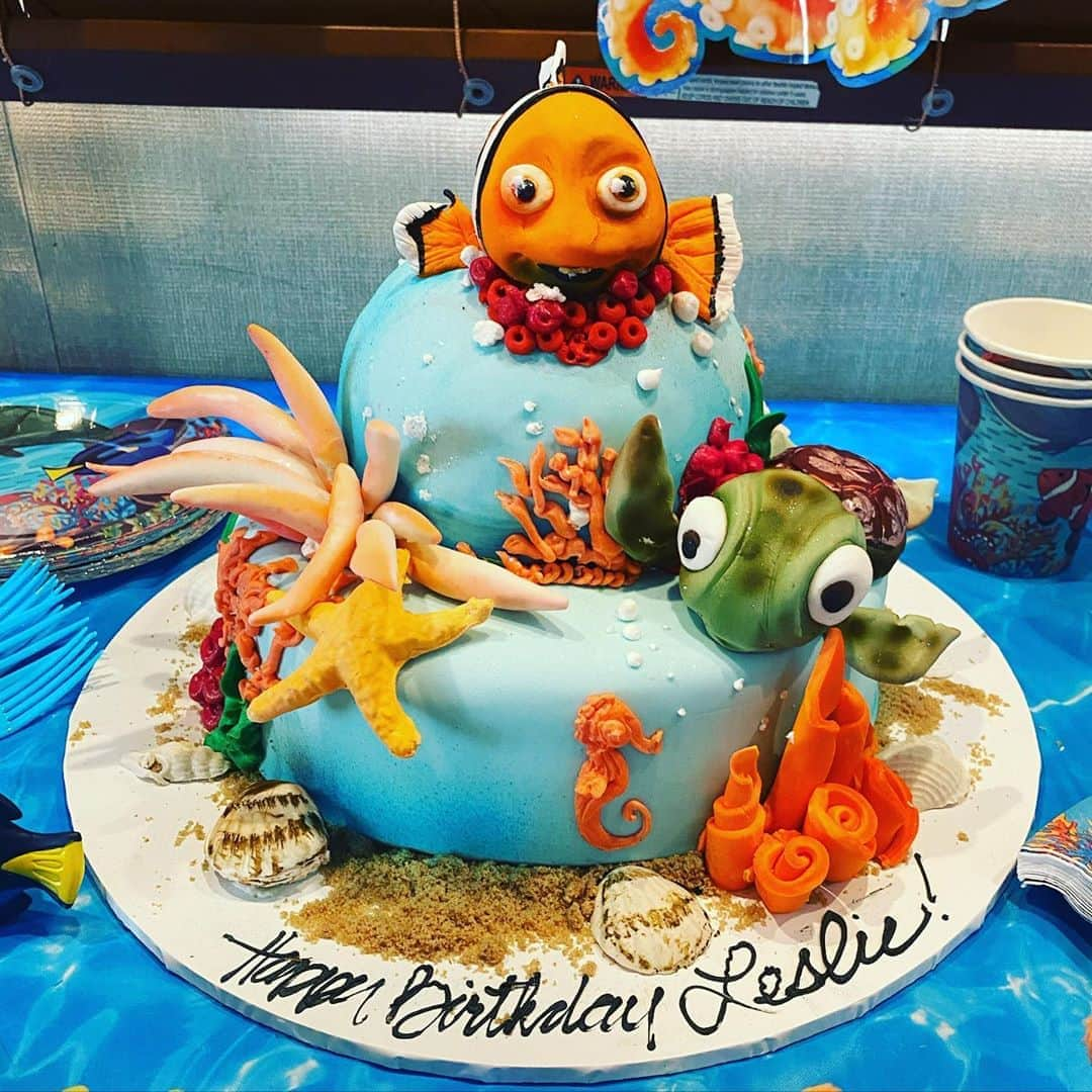 ソフィア・ベルガラさんのインスタグラム写真 - (ソフィア・ベルガラInstagram)「A little trailer bday for our Leslie!!🐙🐠🐟 happy bday Leslie!!!!🎉🎉🎉」8月27日 11時58分 - sofiavergara