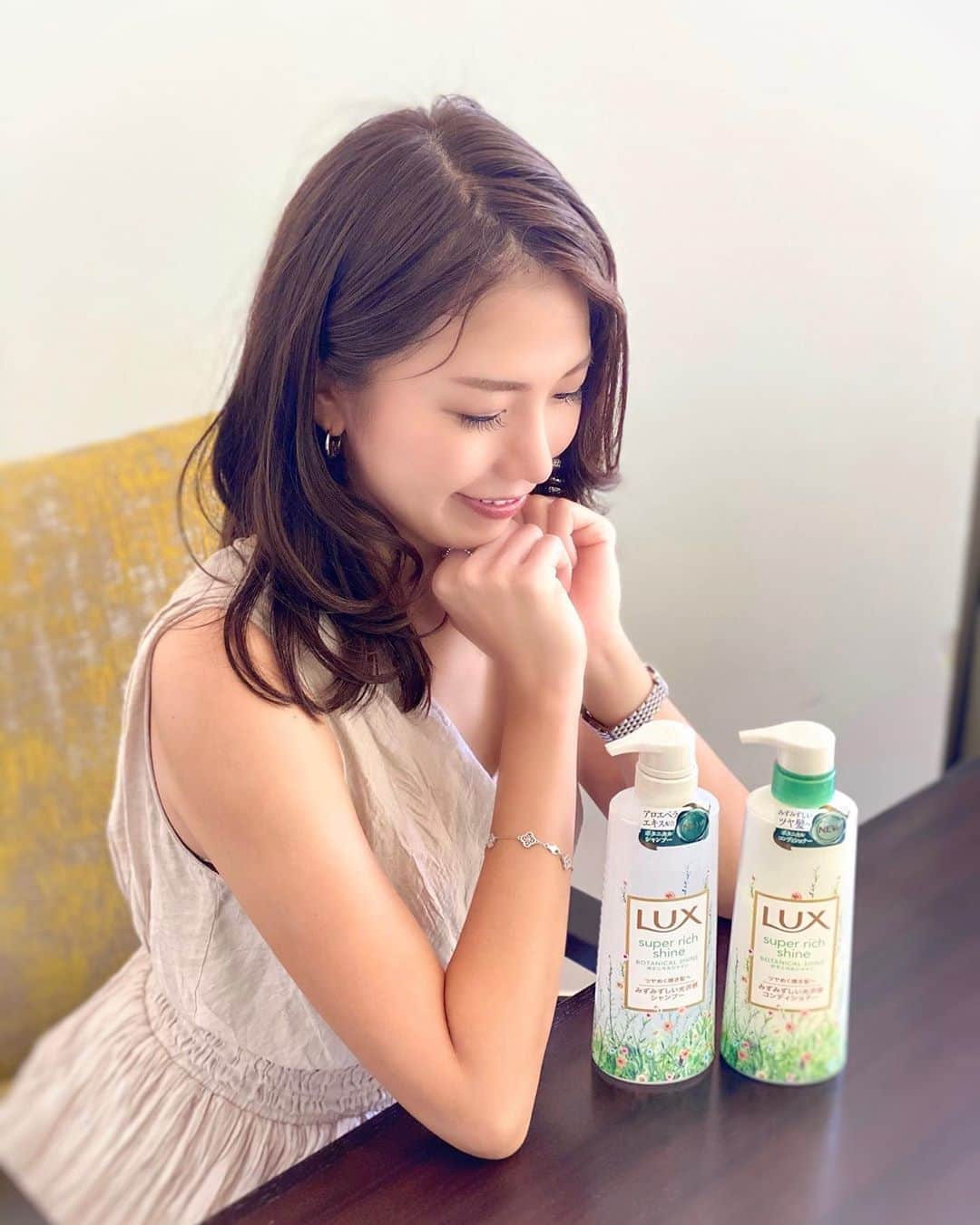 のインスタグラム：「* ラックススーパーリッチシャインから 新しくボタニカルシャインが発売になったよ✨ @lux_jp_official  プレミアムゴールドヒアルロン酸オイルと 100％オーガニックのアロエベラエキスを配合していて 光沢感のあるみずみずしい髪に導いてくれるの🌿 パッケージもおしゃれで好き〜☺️💛✨  #ラックス #LUX #ボタニカルシャイン #ボタニカルシャンプー #私の輝き方は私が選ぶ #シャンプー #コンディショナー #pr」