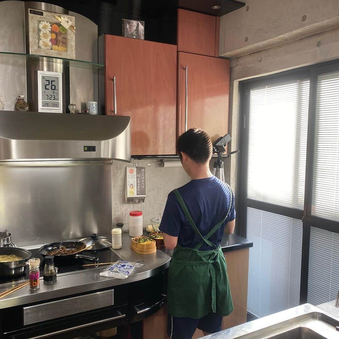 岡本安代さんのインスタグラム写真 - (岡本安代Instagram)「【長男特製弁当】#三色丼  オクラ✖️長男✖️お弁当 ☝️今週のテーマはオクラ ☝️高2男子がレシピに悩んだ結末 ☝️時間最優先で挑んだお弁当 ☝️詳しくはストーリーからブログへ  . #オクラ #三色丼 #時短料理 #高校生男子弁当 #夏休み #おうちごはん#子育て #お弁当 #お弁当記録 #食育#ママ #アナウンサー #お弁当 #５人の子育てママウンサー#岡本安代#ブログ #走り続ける岡本家」8月27日 12時02分 - okamoto.yasuyo