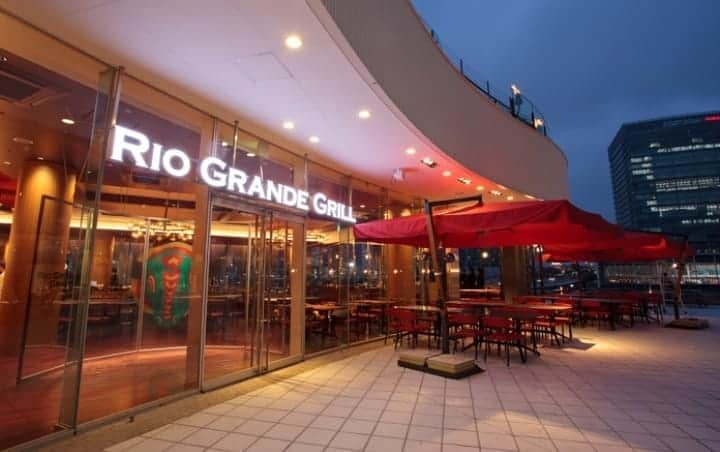 RIO GRANDE GRILL公式のインスタグラム：「【RIO GRANDE GRILL横浜】﻿ ﻿ 心地いい風に当たりながら、テラスでシュラスコランチはいかがですか🍖？﻿ ﻿ テラスはワンちゃんもOKです🐶﻿ 日よけも万全なので、ご家族やお友達、デートにぜひご利用ください✨﻿ ﻿ ******************﻿ プロフィールのURLより、HPにて、各店WEB予約を承っております💻 (シァル横浜店を除く)﻿ ﻿ #riograndegrill#churrasco#beefood#giller#grilledmeat#bbqmeat#grilledfood#お肉大好き#肉料理#塊肉#肉たっぷりグルメ#リオグランデグリル#シュラスコ#肉ランチ#ステーキ#肉スタグラム#ブラジル料理#野菜たっぷり#肉活#美味しいもの巡り#豚肉好き#肉汁#横浜グルメ#お肉料理#お肉好きな人と繋がりたい#お肉好き#お腹いっぱい#ジューシー#テラスランチ#テラス」