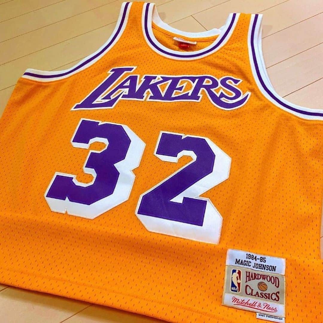 のインスタグラム：「#repost @street_cook  #ミッチェルアンドネス #レイカーズ #マジックジョンソン #84-85シーズン #NBA #32  .﻿ この度はご購入&投稿ありがとうございます🤩💘﻿ ﻿ セレクションでお気に入りをGetしたら是非　@selection_remu  のタグをつけて投稿お願いします😌💙﻿ ﻿ #lakers #magicjohnson #nba好きと繋がりたい #nbaジャージ倶楽部 #ストリートファッション #ストリートコーデ #nbaユニフォーム」