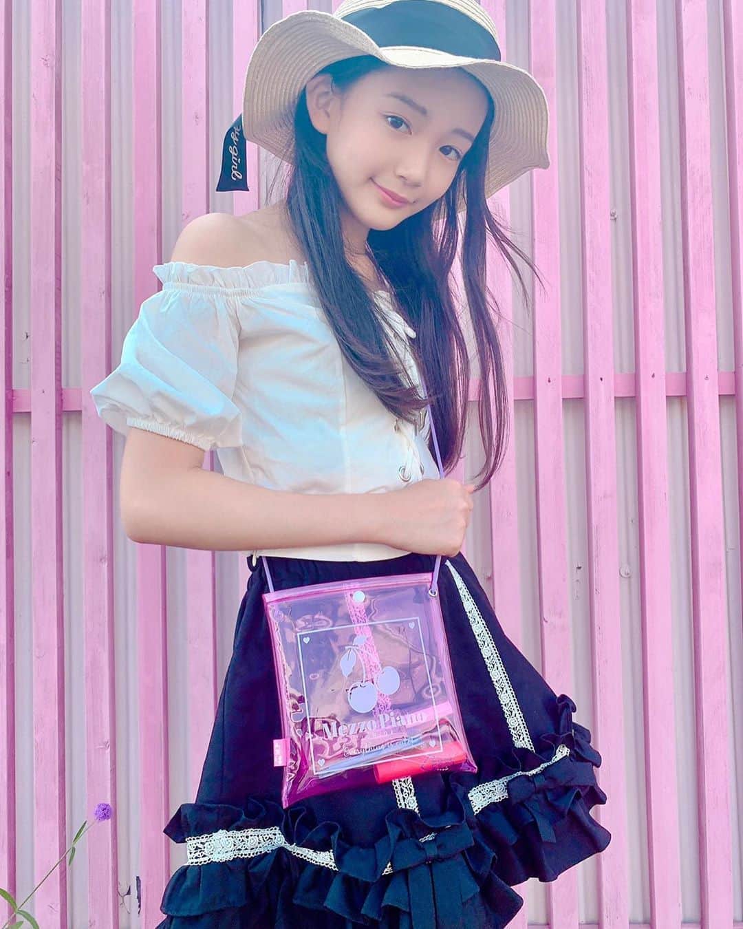 ニコ☆プチのインスタグラム：「サナのふろくの使い方💘 モノトーンコーデに合わせると、ピンクが立ってかわいいね〜😚 みんなも真似してみてね😌💞  キレイなピンクのサコッシュめちゃかわです😍🍒 箱から出したしゅんかん『かわいい〜❣️』って声に出してたよ🎀 ケイタイもアルコールスプレーも入るの💗 サコッシュがワンポイントになるようにモノトーンな大人ガーリーコーデ👒にしてみたけど スポーティーなコーデにも合いそう👟🍒 サコッシュに合わせたコーデをするのが楽しみ💜 みんなのコーデもたくさん見てみたいです🥰   #ニコプチ #ニコプチふろく #プチモのふろくの使い方  #ニコプチふろくのある生活  #メゾピアノジュニア #mezzopianojunior  #ふろく #石原咲奈」