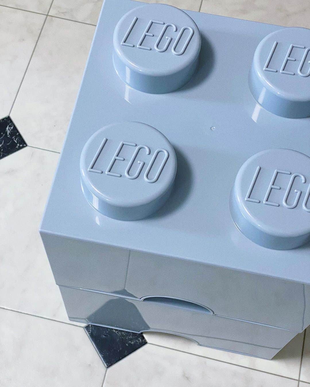 中島奈津希さんのインスタグラム写真 - (中島奈津希Instagram)「🐭🧩🐭﻿ ﻿ ﻿ ﻿ ﻿ ﻿ この前載せた#レゴ と一緒にゲットした﻿ #レゴボックス 🐭💭❤️﻿ LEGOからこんな可愛い#収納ボックス が出てるんだよ🤭♡﻿ ﻿ ﻿ ﻿ 何個か買えば重ねて使えるし、﻿ カラフルな色からホワイトやグレーみたいな﻿ お部屋インテリアを邪魔しないカラーもあるの😍🌈﻿ ﻿ 私はちょうど#ヘラクレスグッズ を入れている﻿ 宝物箱の容量がそろそろ限界だったので﻿ ヘラクレスやお気に入りの#ディズニーグッズ を入れるBOXとして使ってます🐭❤️﻿ ﻿ ﻿ ﻿ ﻿ ﻿ ﻿ ﻿ ﻿ 最近ディズニーから発売されるグッズが可愛いものばかりで﻿ 一気にアイテムが増えたので﻿ 足りなくなったらまた買い足そう🤫笑﻿ ﻿ ☁️☁️☁️☁️☁️☁️☁️☁️☁️☁️☁️☁️☁️☁️☁️☁️﻿ #disneysisters_jp ﻿ #東京ディズニーランド ﻿ #ディズニーランド　﻿ #ひとり暮らし#ひとり暮らしインテリア#インテリア#lego#一人暮らし女子#レゴディズニー﻿ #legodisney #disney」8月27日 12時18分 - nakajima_natsuki