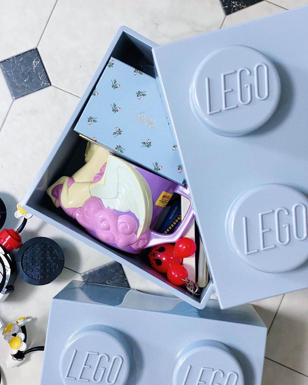 中島奈津希さんのインスタグラム写真 - (中島奈津希Instagram)「🐭🧩🐭﻿ ﻿ ﻿ ﻿ ﻿ ﻿ この前載せた#レゴ と一緒にゲットした﻿ #レゴボックス 🐭💭❤️﻿ LEGOからこんな可愛い#収納ボックス が出てるんだよ🤭♡﻿ ﻿ ﻿ ﻿ 何個か買えば重ねて使えるし、﻿ カラフルな色からホワイトやグレーみたいな﻿ お部屋インテリアを邪魔しないカラーもあるの😍🌈﻿ ﻿ 私はちょうど#ヘラクレスグッズ を入れている﻿ 宝物箱の容量がそろそろ限界だったので﻿ ヘラクレスやお気に入りの#ディズニーグッズ を入れるBOXとして使ってます🐭❤️﻿ ﻿ ﻿ ﻿ ﻿ ﻿ ﻿ ﻿ ﻿ 最近ディズニーから発売されるグッズが可愛いものばかりで﻿ 一気にアイテムが増えたので﻿ 足りなくなったらまた買い足そう🤫笑﻿ ﻿ ☁️☁️☁️☁️☁️☁️☁️☁️☁️☁️☁️☁️☁️☁️☁️☁️﻿ #disneysisters_jp ﻿ #東京ディズニーランド ﻿ #ディズニーランド　﻿ #ひとり暮らし#ひとり暮らしインテリア#インテリア#lego#一人暮らし女子#レゴディズニー﻿ #legodisney #disney」8月27日 12時18分 - nakajima_natsuki