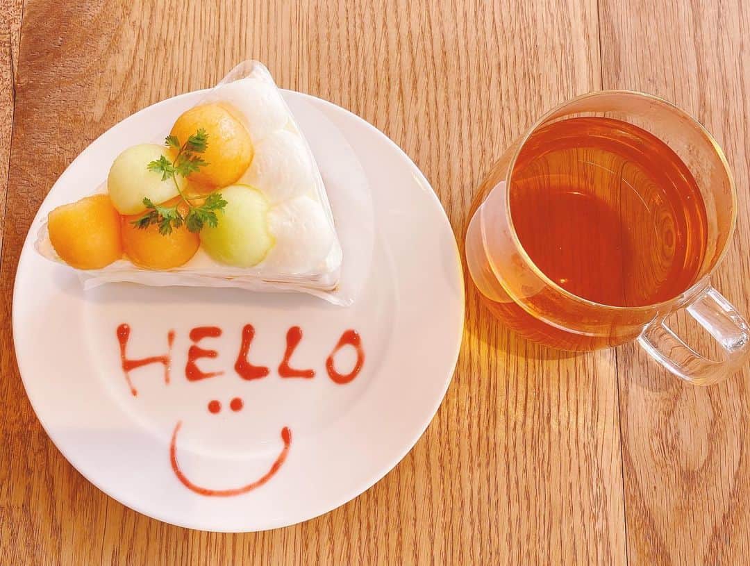 真坂美帆のインスタグラム：「⋆❁.* ・ カフェめぐり…♡ ・ RHC CAFE （アールエイチシーカフェ) 営業時間 10:00～21:00 ロンハーマンが経営するこのカフェ。 ららぽーと豊洲の店舗はお店の中にありました。 食器やタオルもお洒落なので、カフェの前後にも楽しめます。 もちろんカフェのみやショッピングのみも◎ ・ パンケーキが美味しいそうですが、本日はメロンのショートケーキ。 メッセージが可愛くて癒されます。 紅茶はオーガニックティー。 ケーキはスポンジから甘さがあるので、ノンシュガーがオススメっ⭐️ ・ ・ #rhcafe #cafe #café  #カフェ #カフェめぐり #カフェ巡り #カフェ好き #カフェ好きさんと繋がりたい #ブルーカフェ #東京カフェ #東京カフェ巡り #ロンハーマンカフェ #豊洲 #豊洲カフェ #お洒落なカフェ #おさんぽ #東京さんぽ」