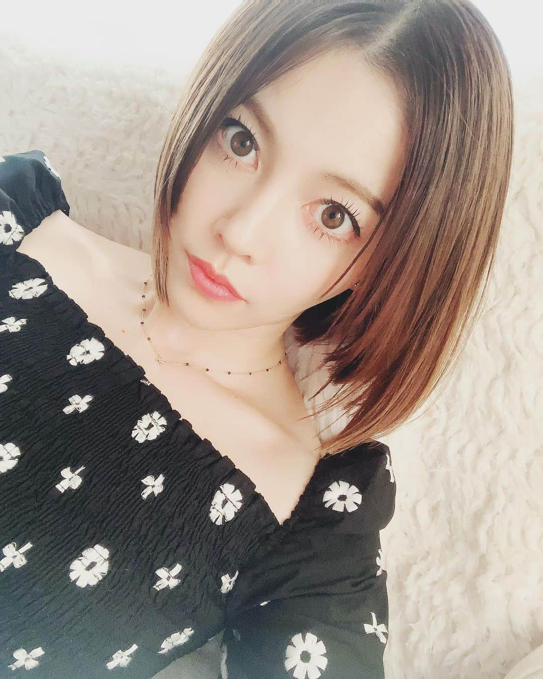 松下萌子のインスタグラム：「こないだはとある撮影で 髪の毛、メイク共に綺麗にして貰いました☺️👏 情報解禁はしばしお待ちを、、、 肌は月一ハイフでかなり引き締まってます😌🥳 @meauty_fixu  は、 クリニックと同じウルセラ3Dハイフを取り扱っていて、 しかもお値段もかなりお手頃。 （お値段が安くご案内できるのは機械の販売も行っていて直営店の為） ハイフプランはどのプランでもウルセラ3Dハイフが3,980円になるそう❗  #ウルセラ3Dハイフ渋谷#meautyハイフ#小顔ハイフ専門店#医療ハイフ#切らないリフトアップ#首ケア#デリケートゾーンケア#目元のシワケア#サーマルショット#アライトン脱毛#shr式脱毛#meauty渋谷#通い放題ハイフ#ハイフ3層打ち#痩身ハイフ#小顔専門店#サーマルフラクショナル#ハイパーナイフ#キャビラジ#太もも痩せ#二の腕痩せ  わたしのインスタグラムを見ていただいたお客様の特典としてこちらの3つ全てプレゼントしてくれるみたいです 気になる人は是非オススメ❤ ↓↓↓  ①どのプランも初月無料 ②ウルセラ3Dハイフ500ショットプレゼント ③当日からハイフ3,980円」