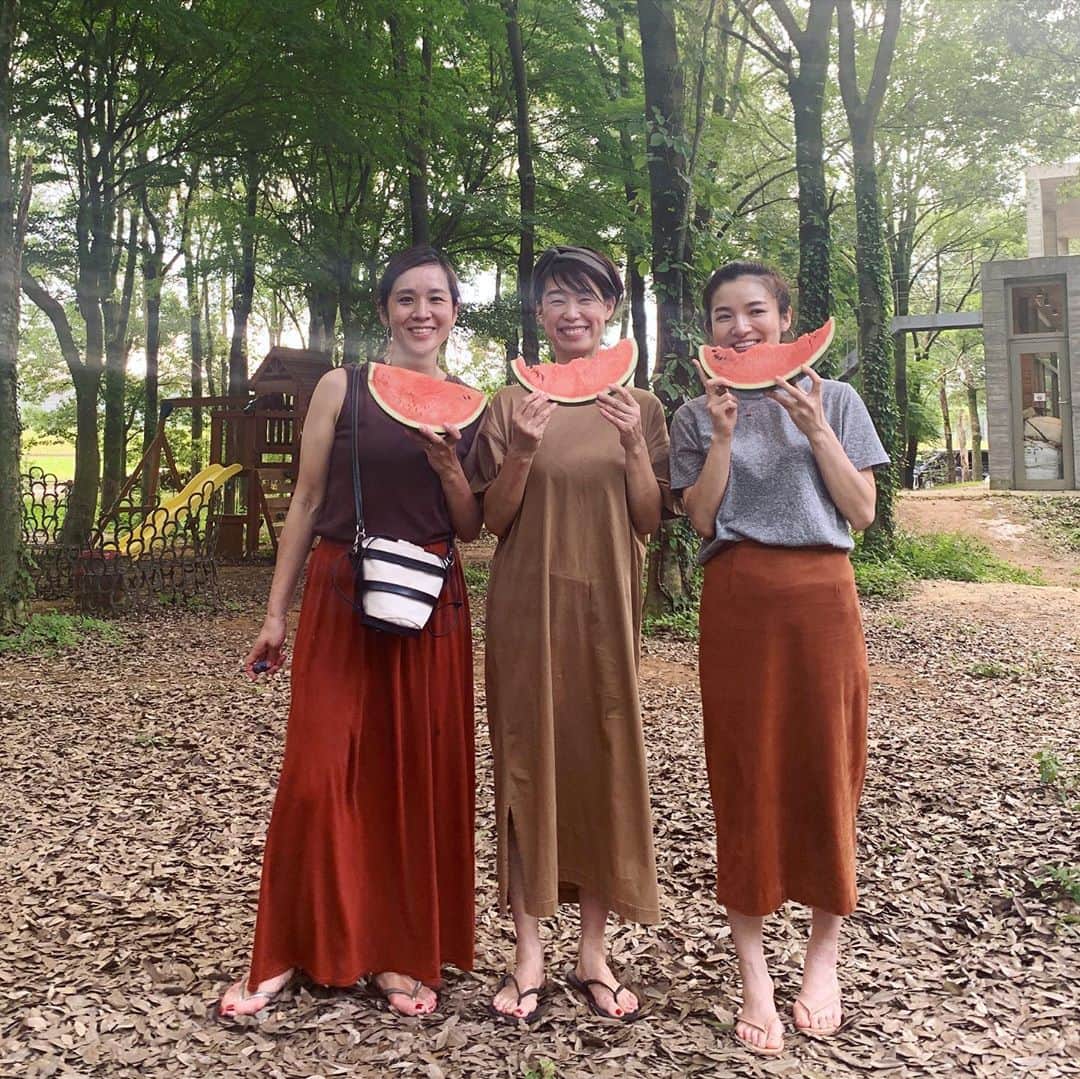 福吉 彩子さんのインスタグラム写真 - (福吉 彩子Instagram)「働くかあさんの夏休みコーデ プール・虫取り・スイカ割り・ビールと、近場で夏を満喫〜 森の中は暑すぎなく気持ちよかった🍉  たまたま、みんなブラウン系xビーサン 夏素材の秋色、気分変わって好き♡  tops #uniqlo  bottoms #riverisland shoes #hawaiianas  #ワーママ #ワーママコーデ #働くかあさん  #プチプラコーデ #プリプラコーデ #Domani #ドマーニ #雑誌ドマーニ #Domanist  #domanimagazine #夏休み #夏休みコーデ #キャンプ」8月27日 12時15分 - fuku44aya