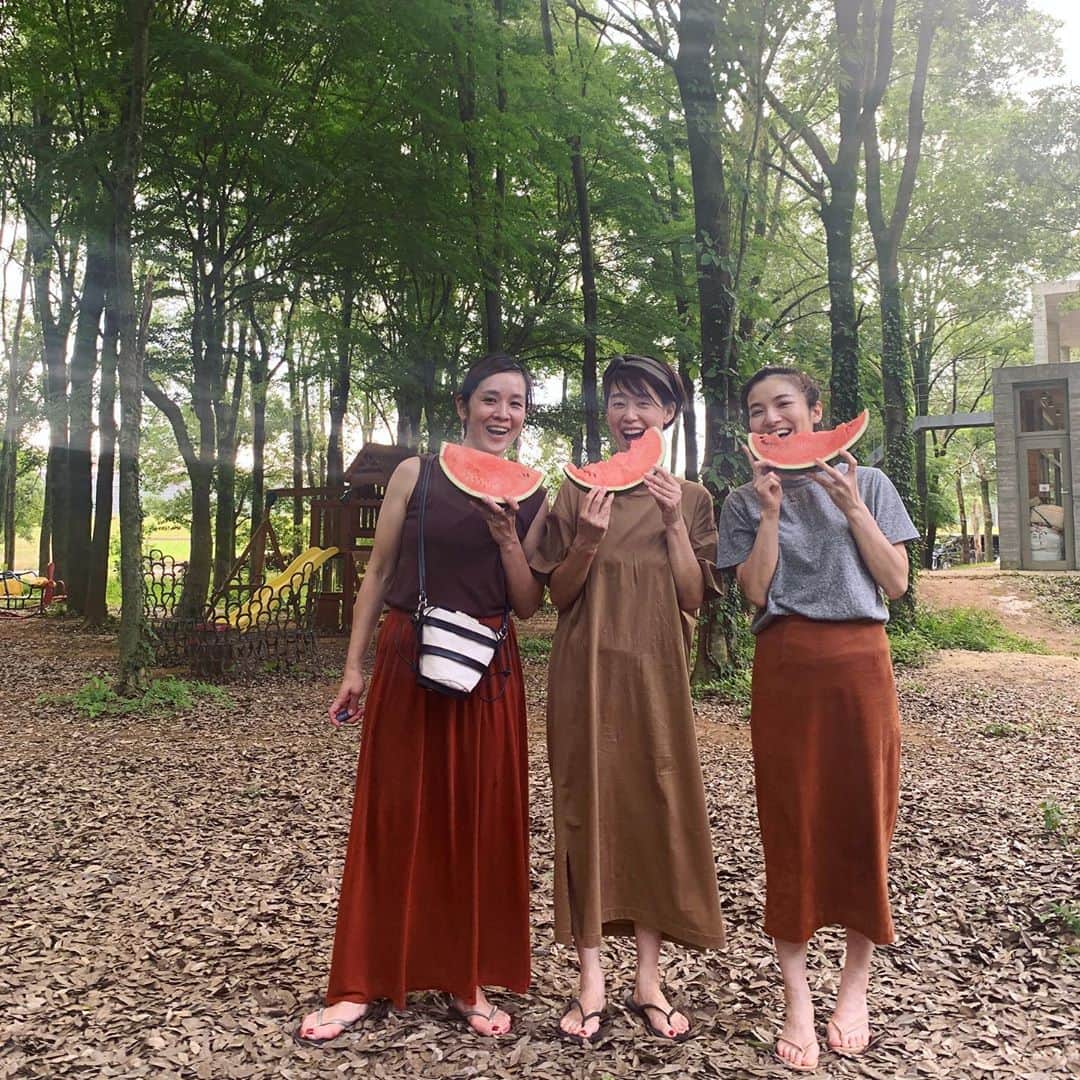 福吉 彩子さんのインスタグラム写真 - (福吉 彩子Instagram)「働くかあさんの夏休みコーデ プール・虫取り・スイカ割り・ビールと、近場で夏を満喫〜 森の中は暑すぎなく気持ちよかった🍉  たまたま、みんなブラウン系xビーサン 夏素材の秋色、気分変わって好き♡  tops #uniqlo  bottoms #riverisland shoes #hawaiianas  #ワーママ #ワーママコーデ #働くかあさん  #プチプラコーデ #プリプラコーデ #Domani #ドマーニ #雑誌ドマーニ #Domanist  #domanimagazine #夏休み #夏休みコーデ #キャンプ」8月27日 12時15分 - fuku44aya