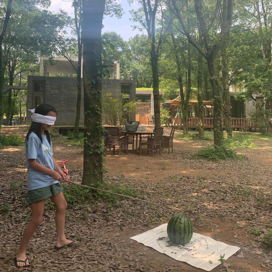 福吉 彩子さんのインスタグラム写真 - (福吉 彩子Instagram)「働くかあさんの夏休みコーデ プール・虫取り・スイカ割り・ビールと、近場で夏を満喫〜 森の中は暑すぎなく気持ちよかった🍉  たまたま、みんなブラウン系xビーサン 夏素材の秋色、気分変わって好き♡  tops #uniqlo  bottoms #riverisland shoes #hawaiianas  #ワーママ #ワーママコーデ #働くかあさん  #プチプラコーデ #プリプラコーデ #Domani #ドマーニ #雑誌ドマーニ #Domanist  #domanimagazine #夏休み #夏休みコーデ #キャンプ」8月27日 12時15分 - fuku44aya